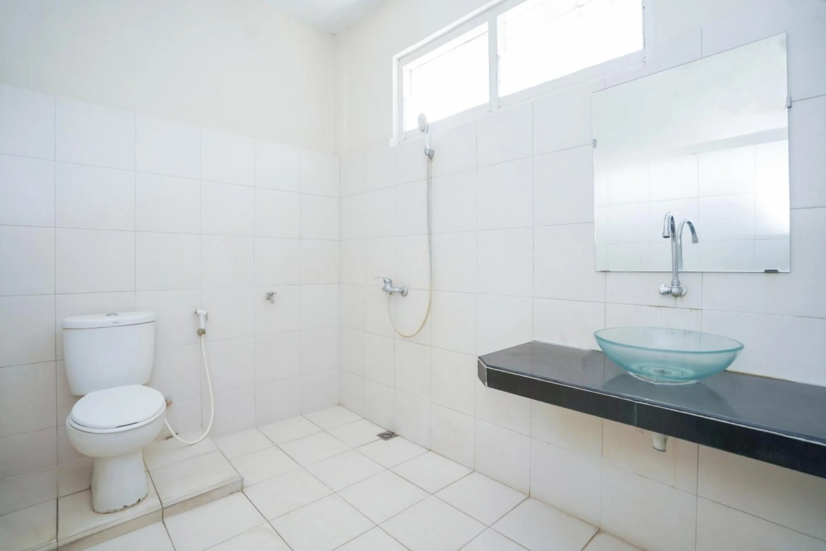 Bathroom in Capital O 1430 Hotel Ratna Syariah