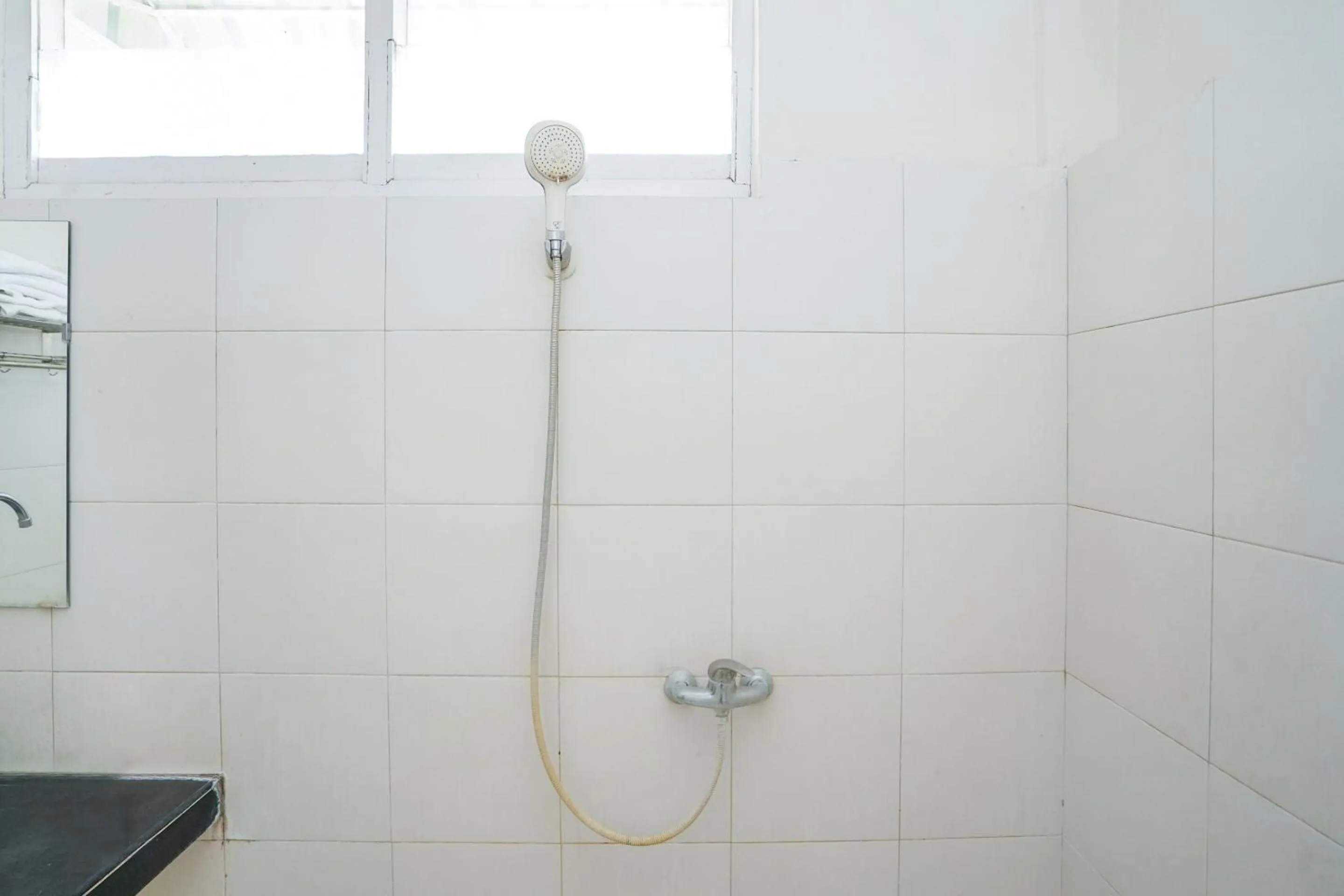 Bathroom in Capital O 1430 Hotel Ratna Syariah