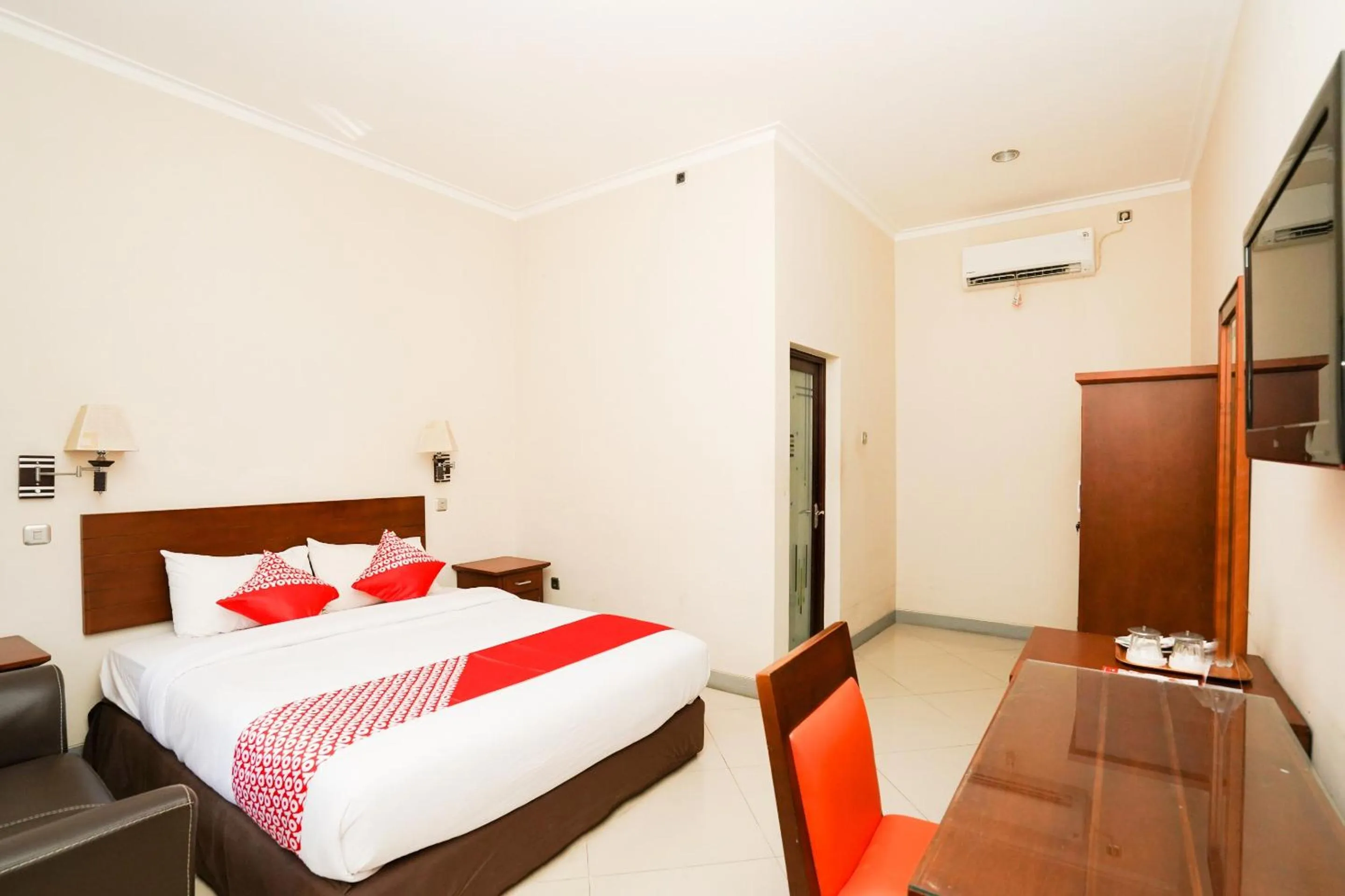 Bedroom, Bed in Capital O 1430 Hotel Ratna Syariah