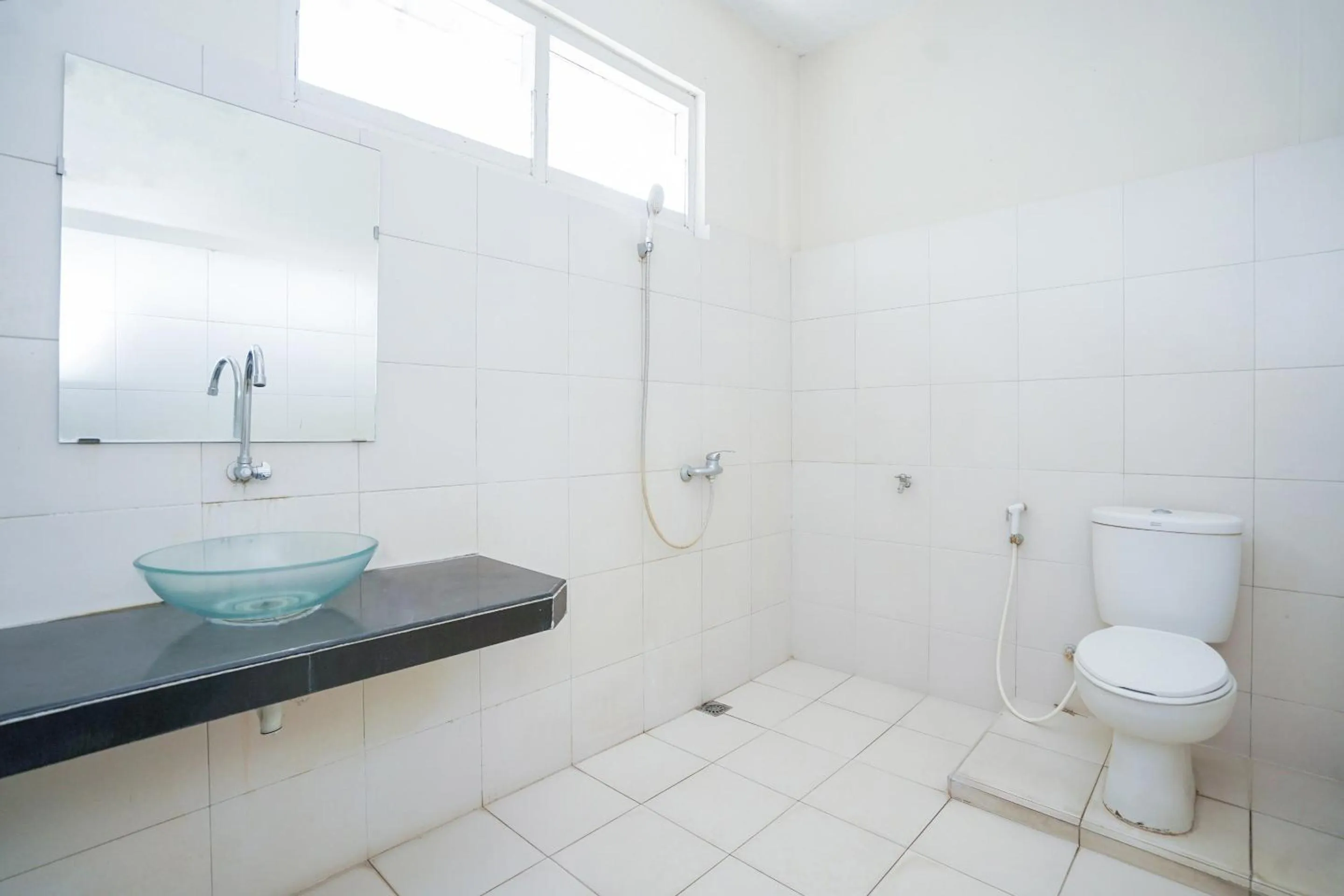 Bathroom in Capital O 1430 Hotel Ratna Syariah