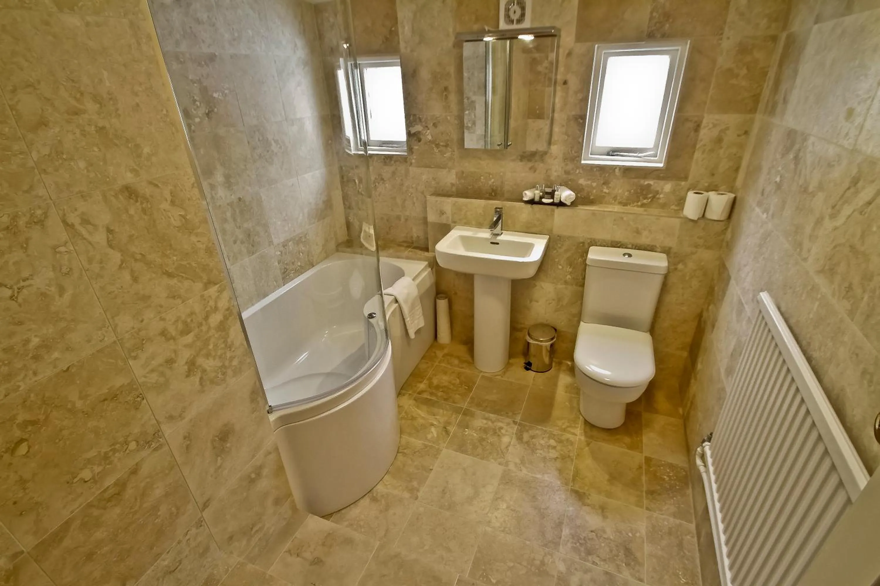 Shower in The Saracens Head Hotel