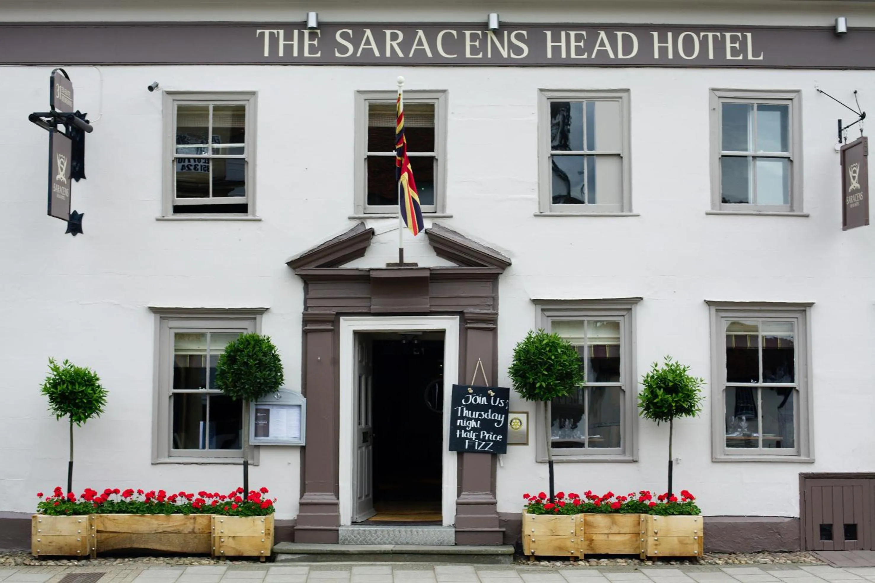 Facade/entrance in The Saracens Head Hotel