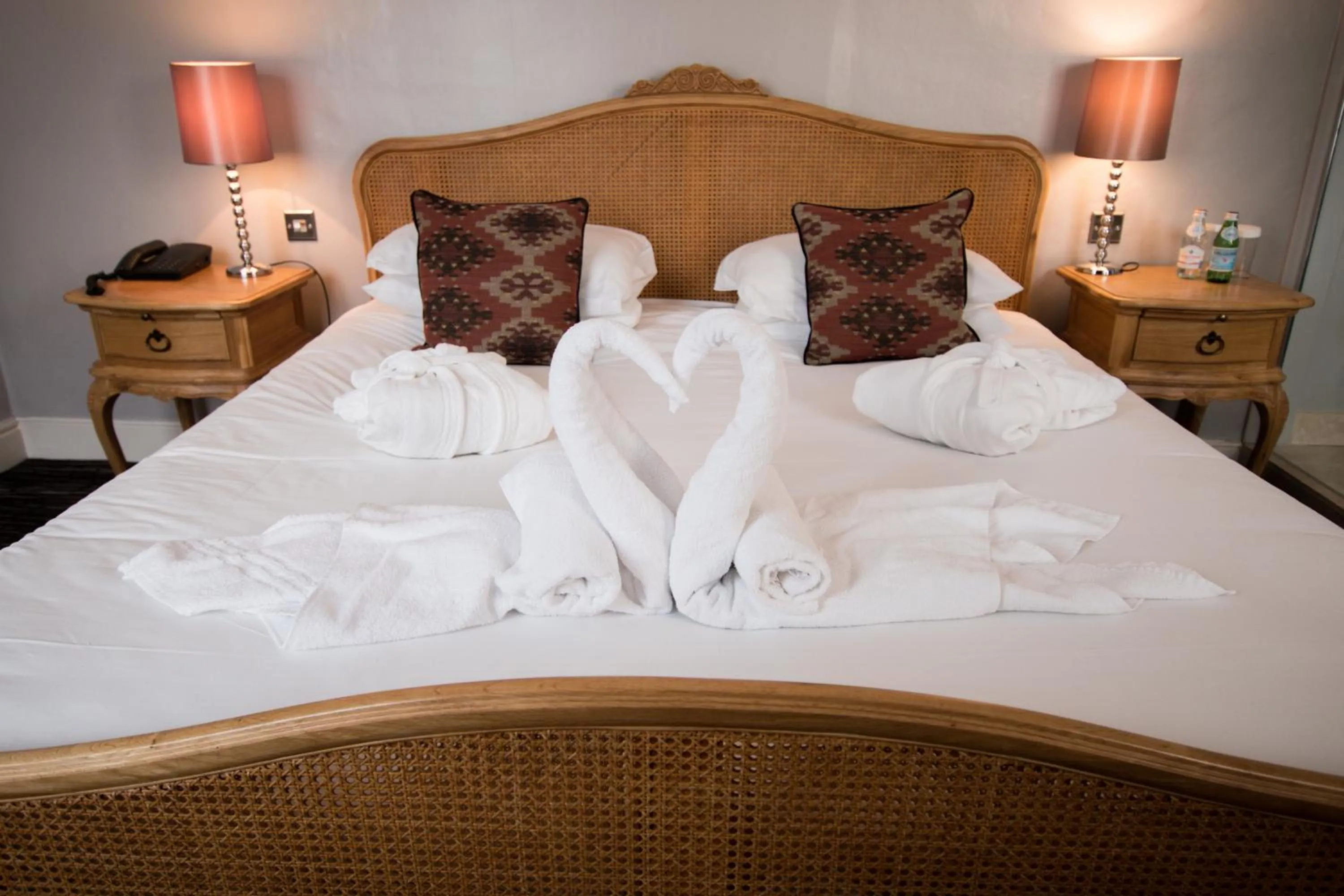 Bedroom, Bed in The Saracens Head Hotel