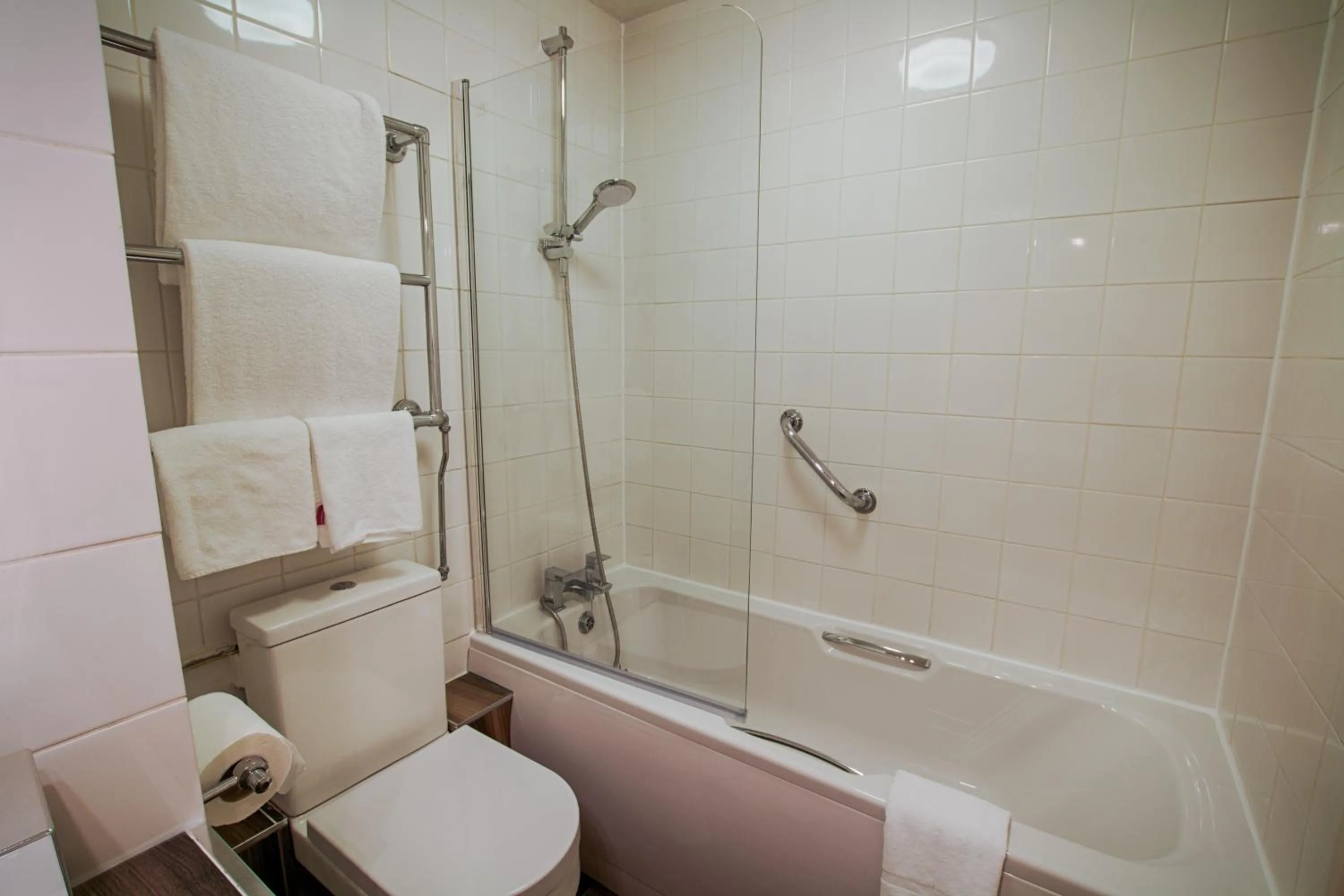 Bathroom in The Saracens Head Hotel