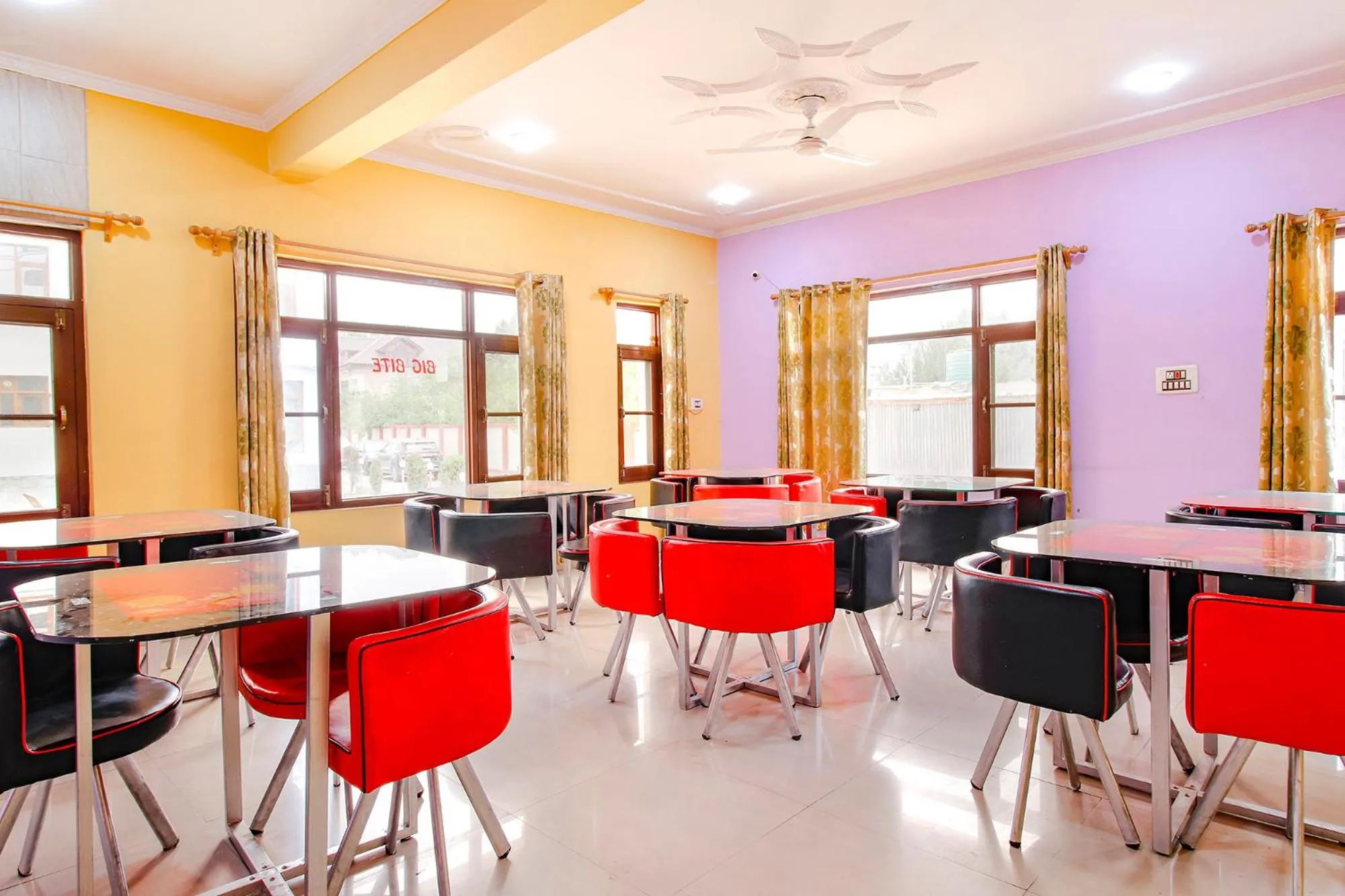 Restaurant/places to eat in FabHotel Grand Comforts