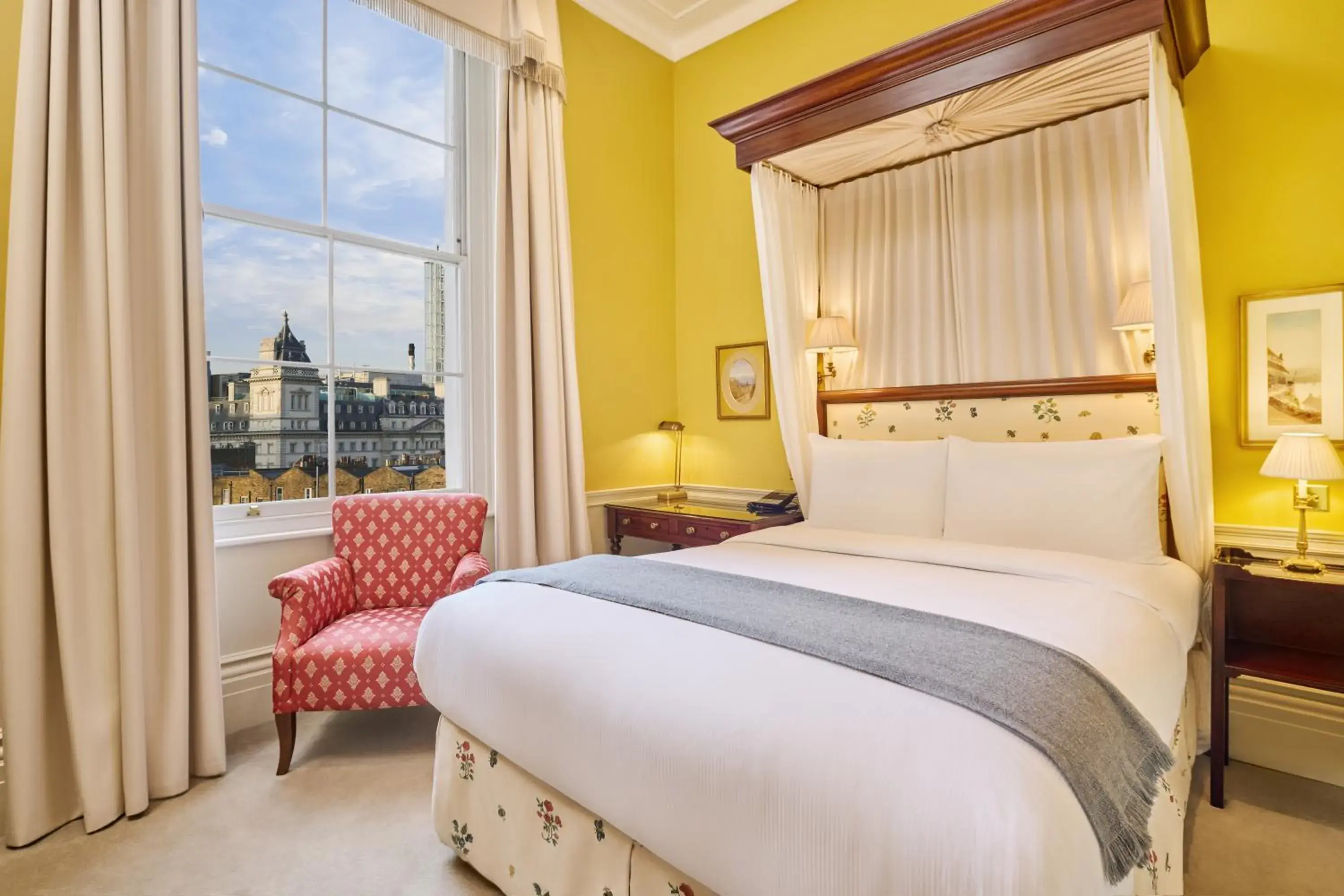 Photo of the whole room, Bed in Roseate House London Photo of the whole room, Bed in Roseate House London