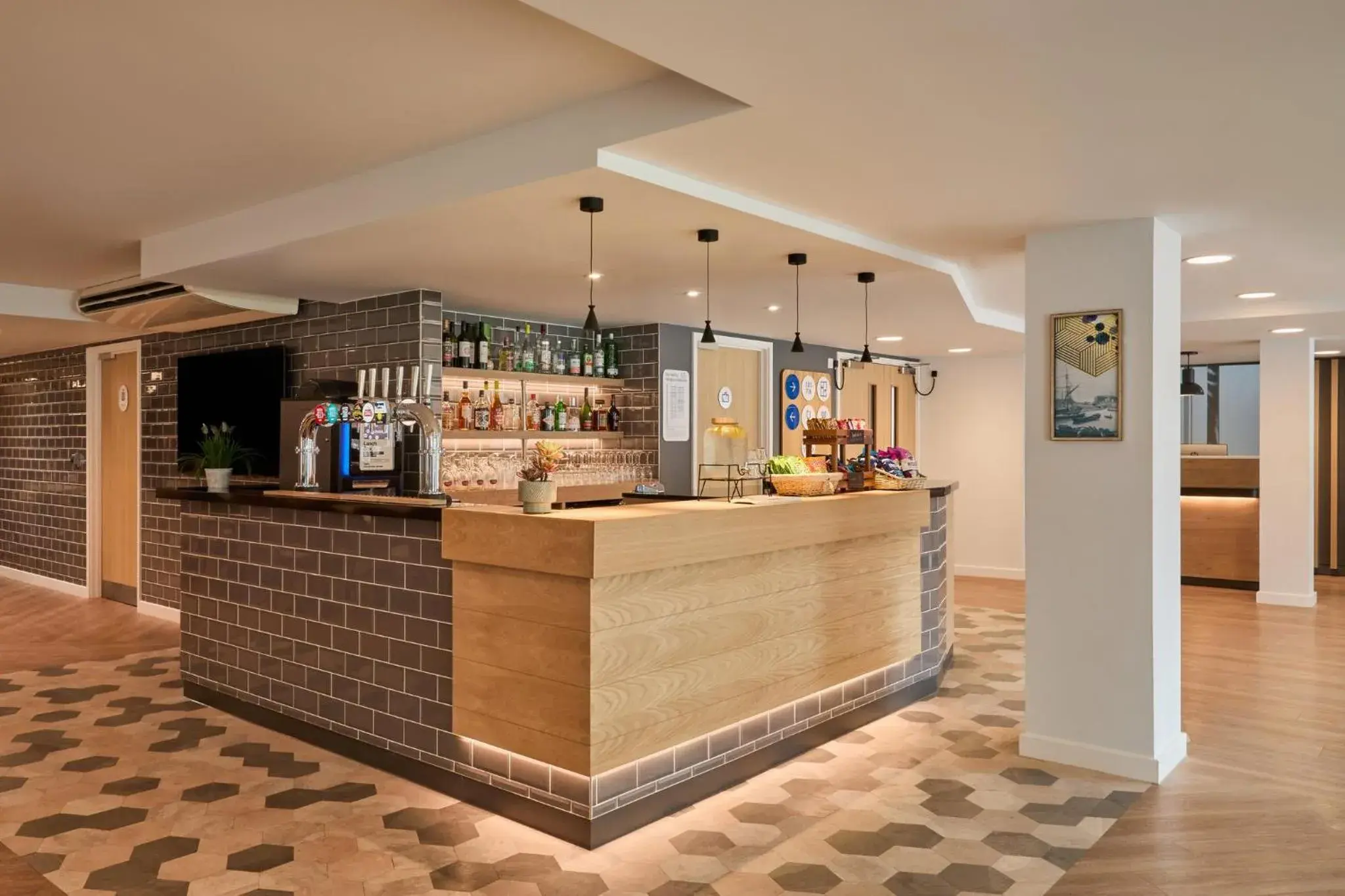 Lounge or bar in Holiday Inn Express London Limehouse by IHG Lounge or bar in Holiday Inn Express London Limehouse by IHG