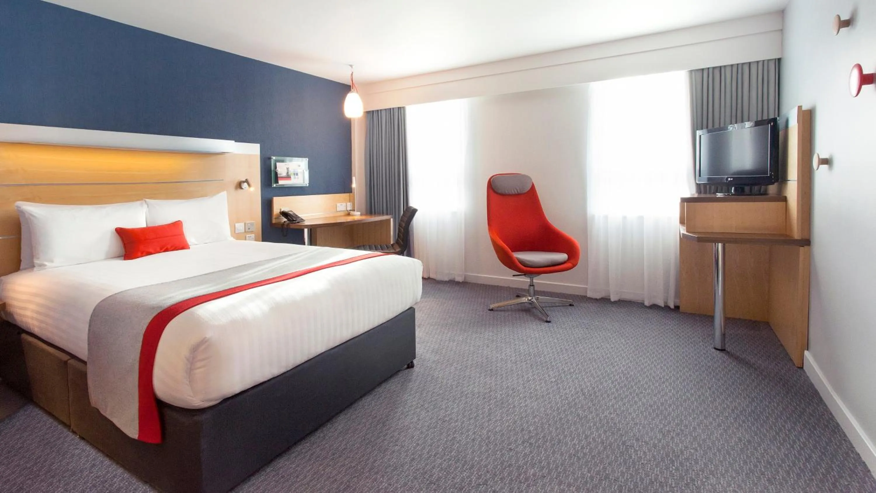 Photo of the whole room, Bed in Holiday Inn Express London Limehouse by IHG