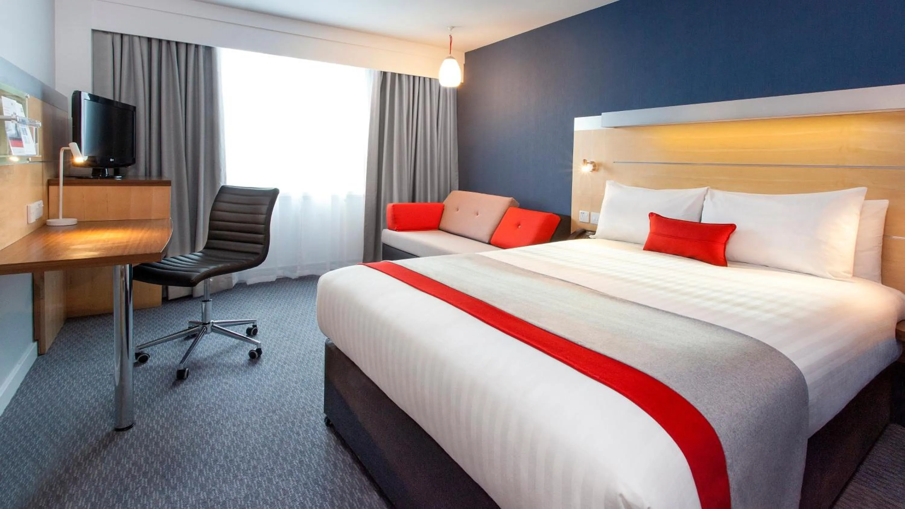 Photo of the whole room, Bed in Holiday Inn Express London Limehouse by IHG
