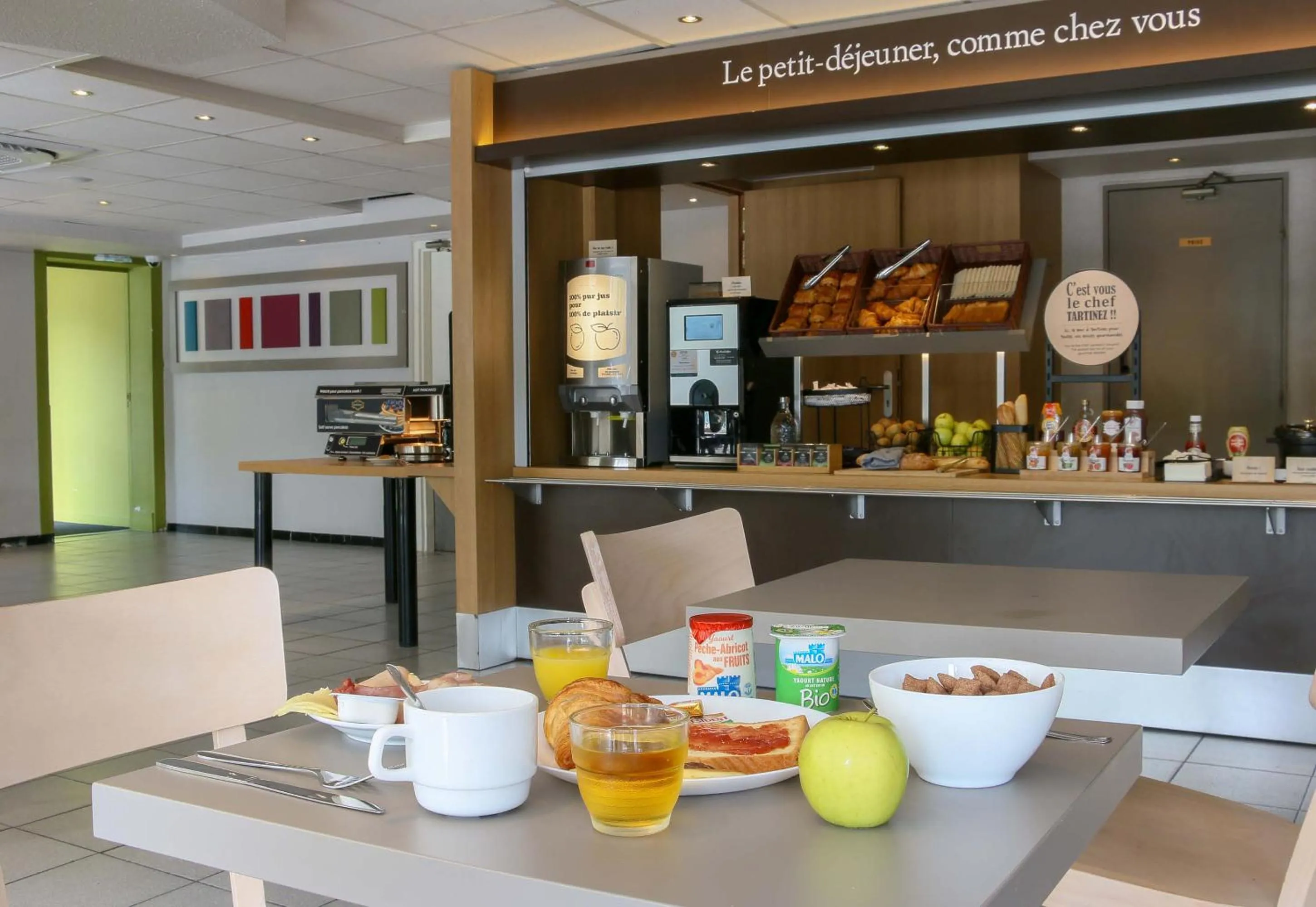 Buffet breakfast in B&B HOTEL Aubagne Gémenos