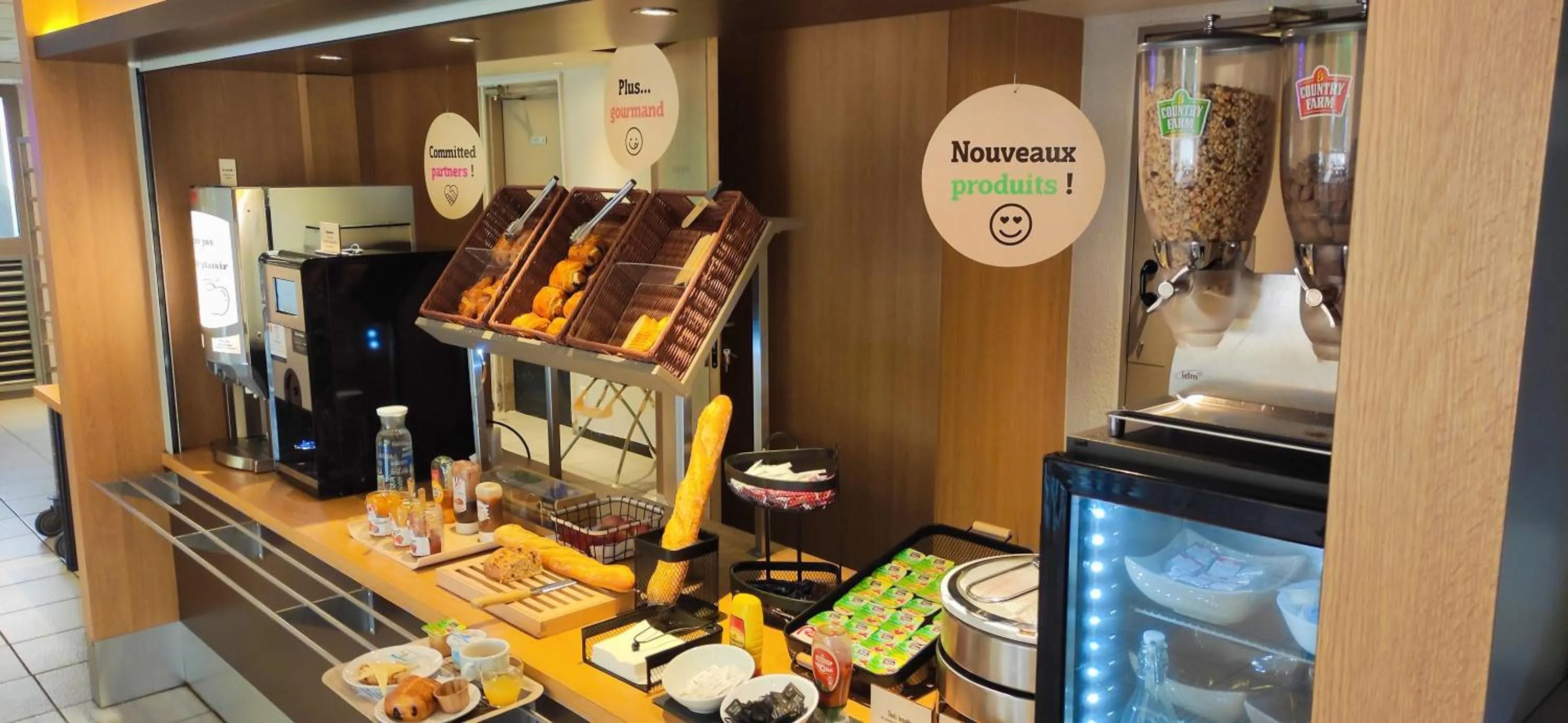 Buffet breakfast in B&B HOTEL Aubagne Gémenos