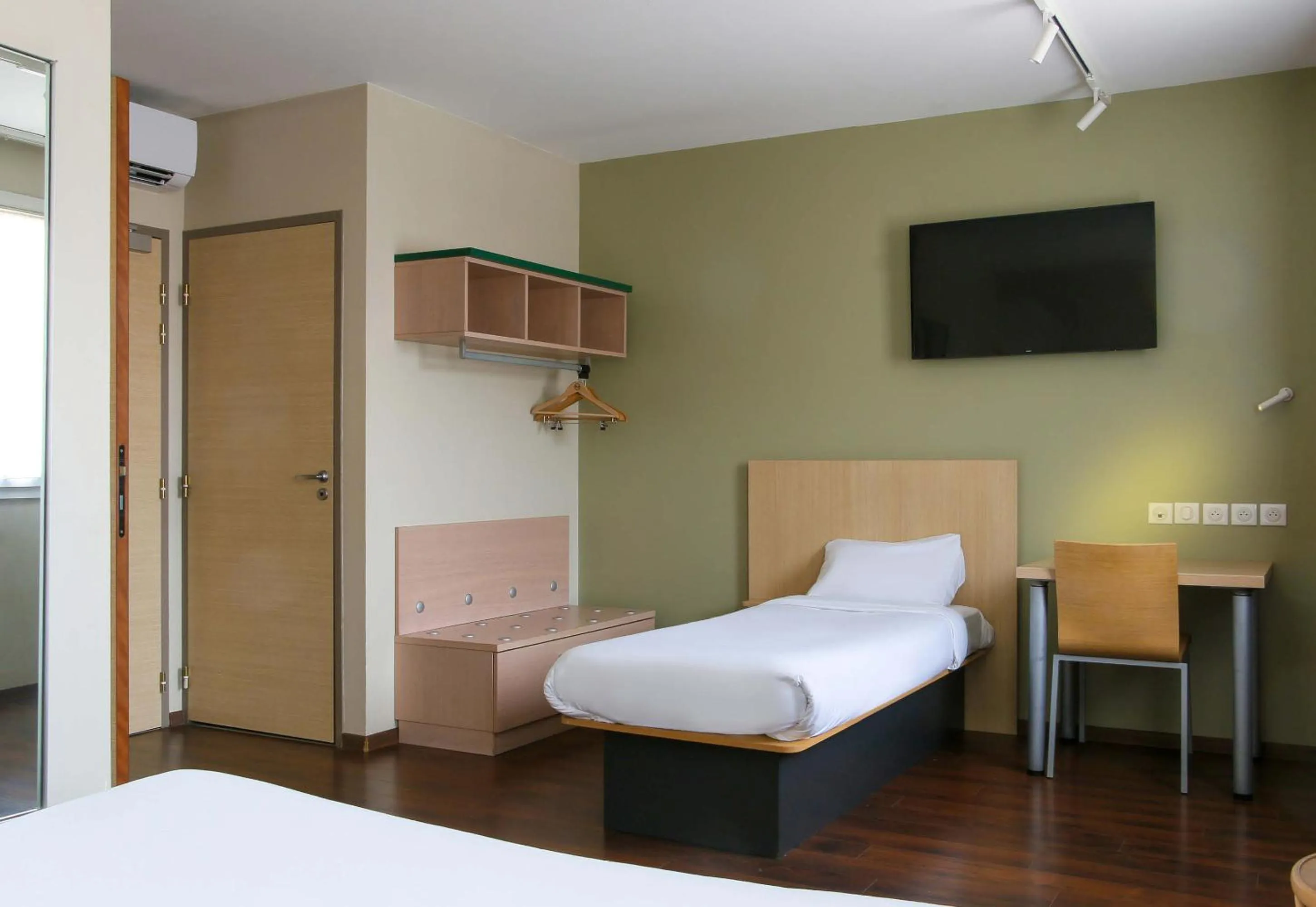 Bedroom, Bed in B&B HOTEL Aubagne Gémenos