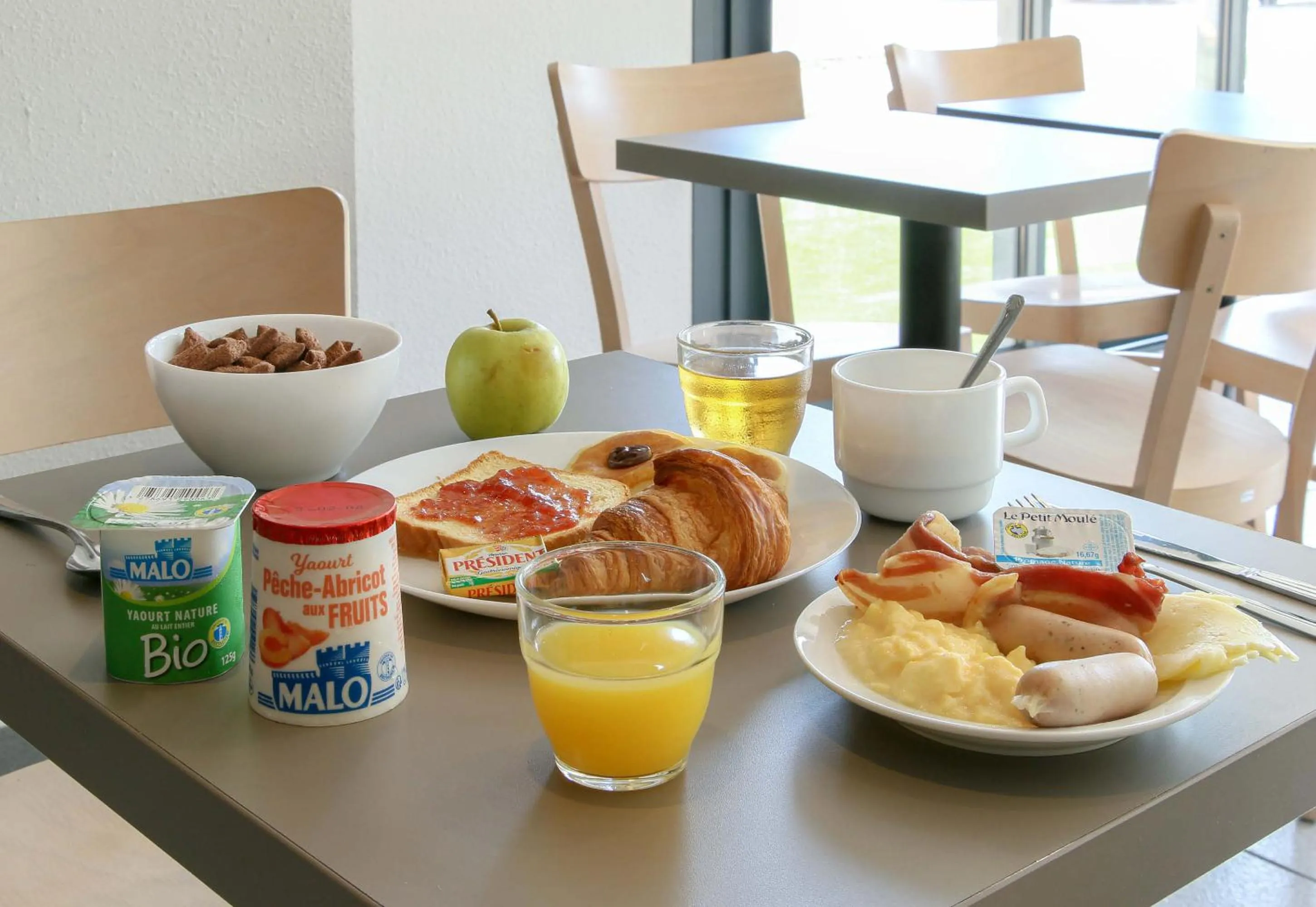 Breakfast in B&B HOTEL Aubagne Gémenos