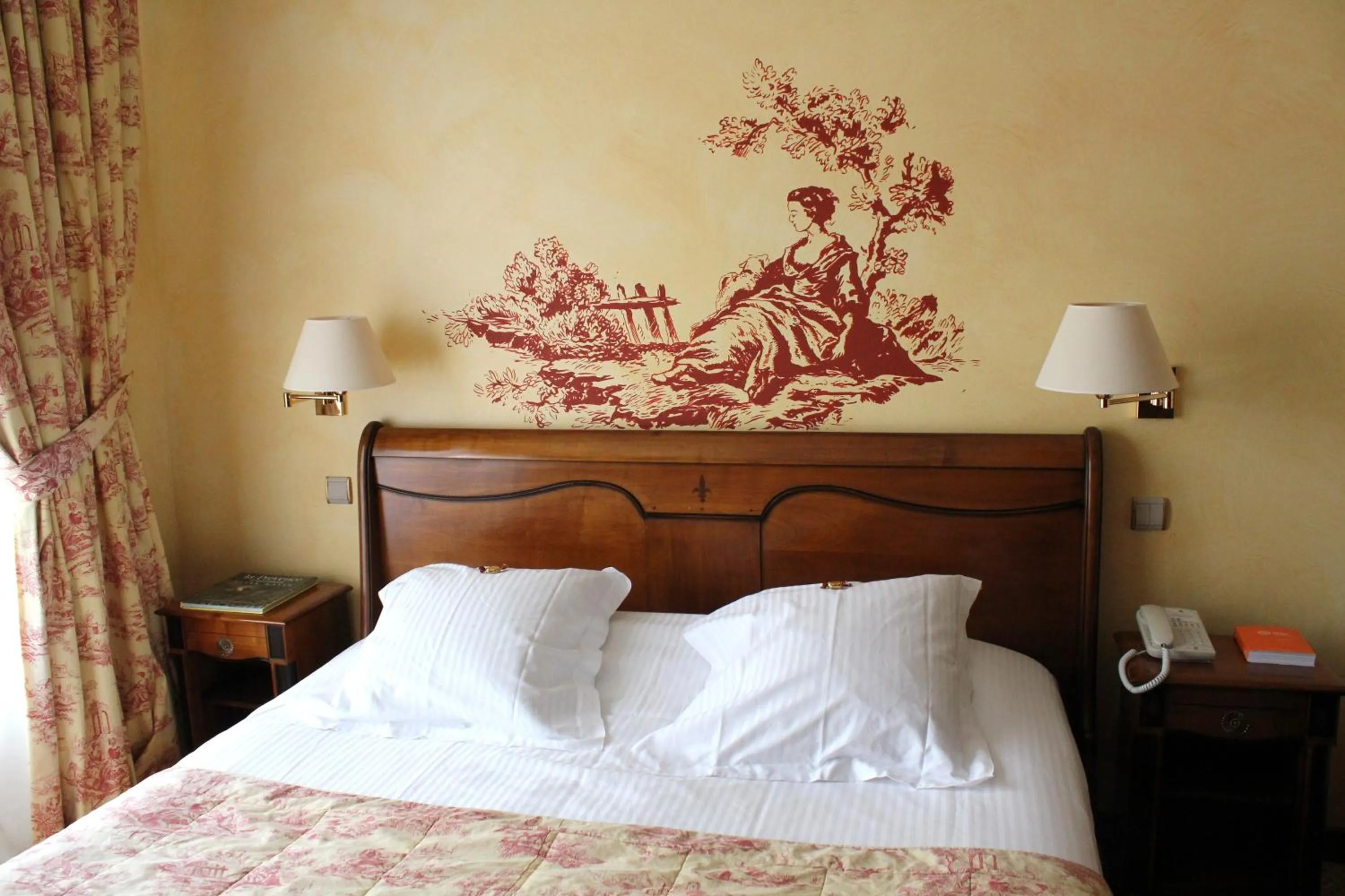 Decorative detail, Bed in Hôtel du Domaine de La Grange de Condé