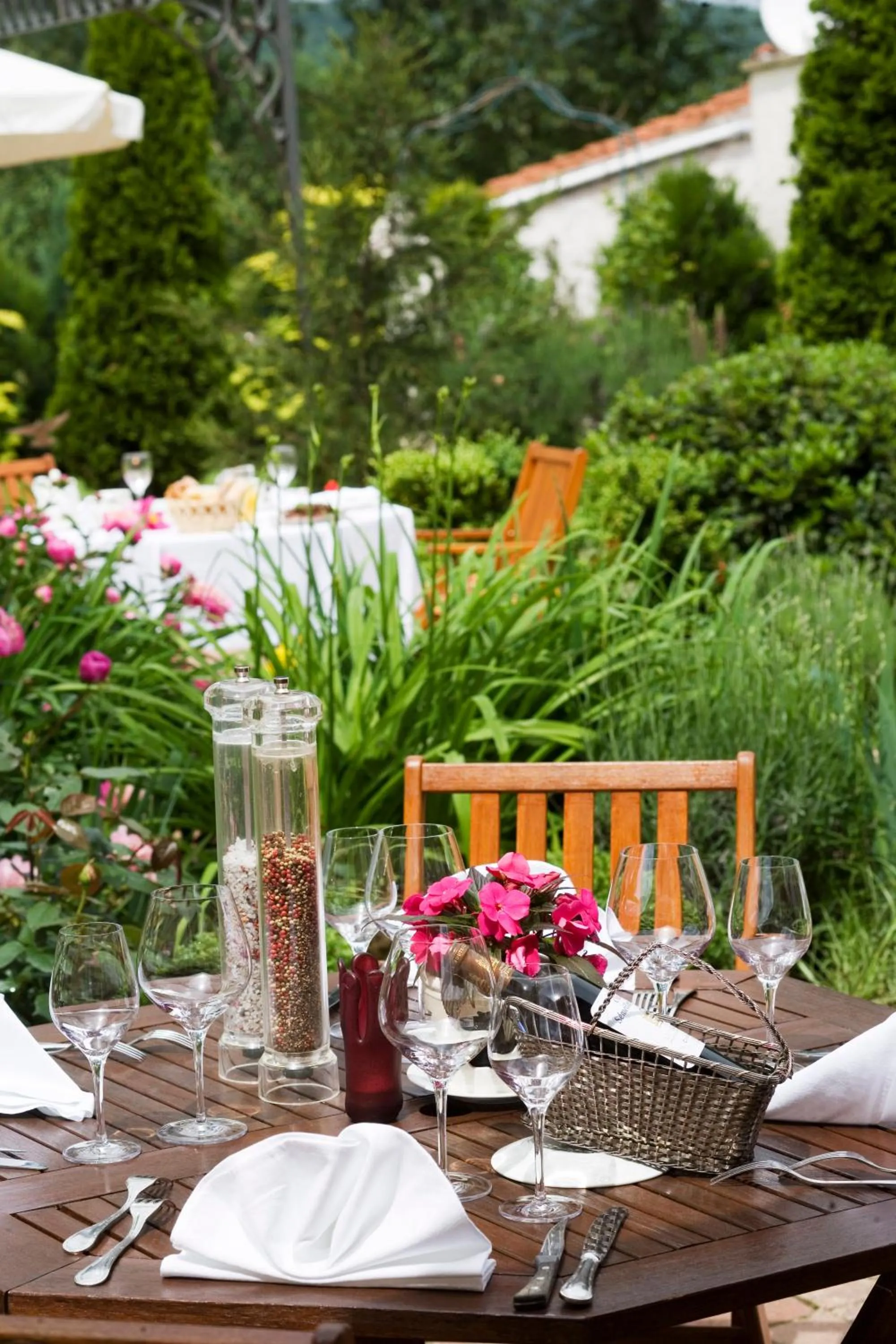 Patio in Hôtel du Domaine de La Grange de Condé