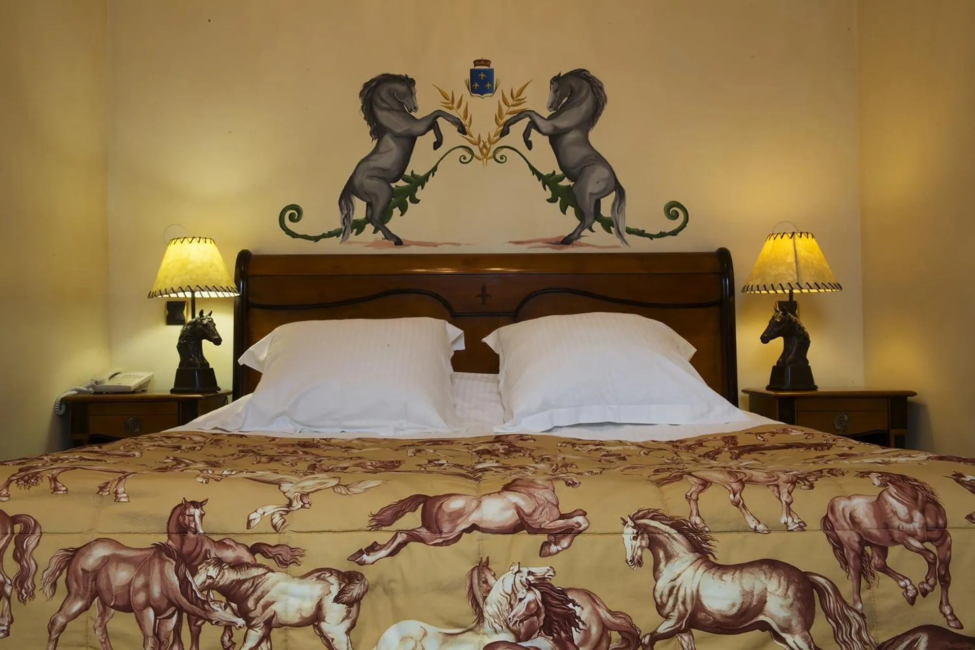 Bed in Hôtel du Domaine de La Grange de Condé