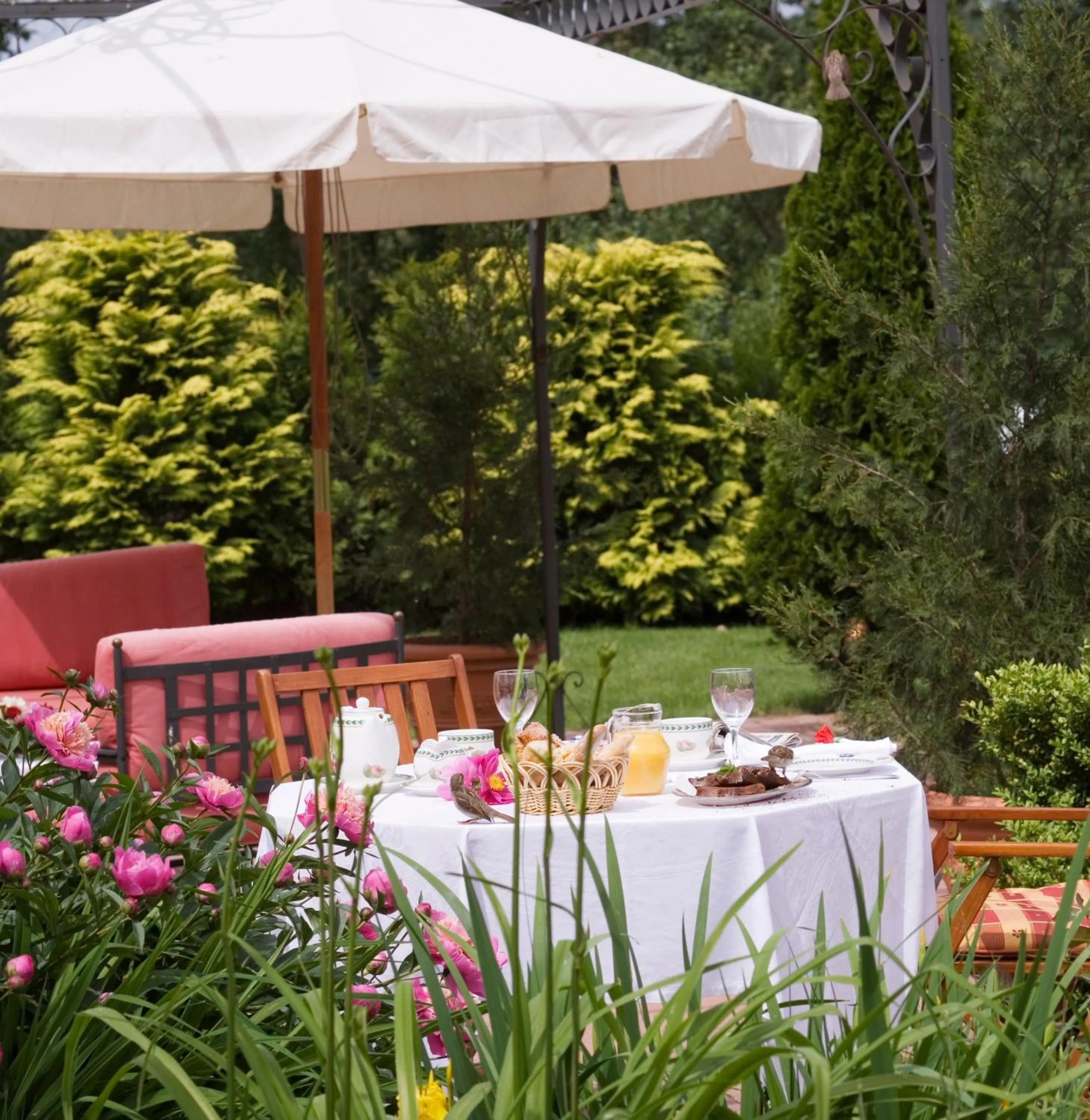 Patio in Hôtel du Domaine de La Grange de Condé