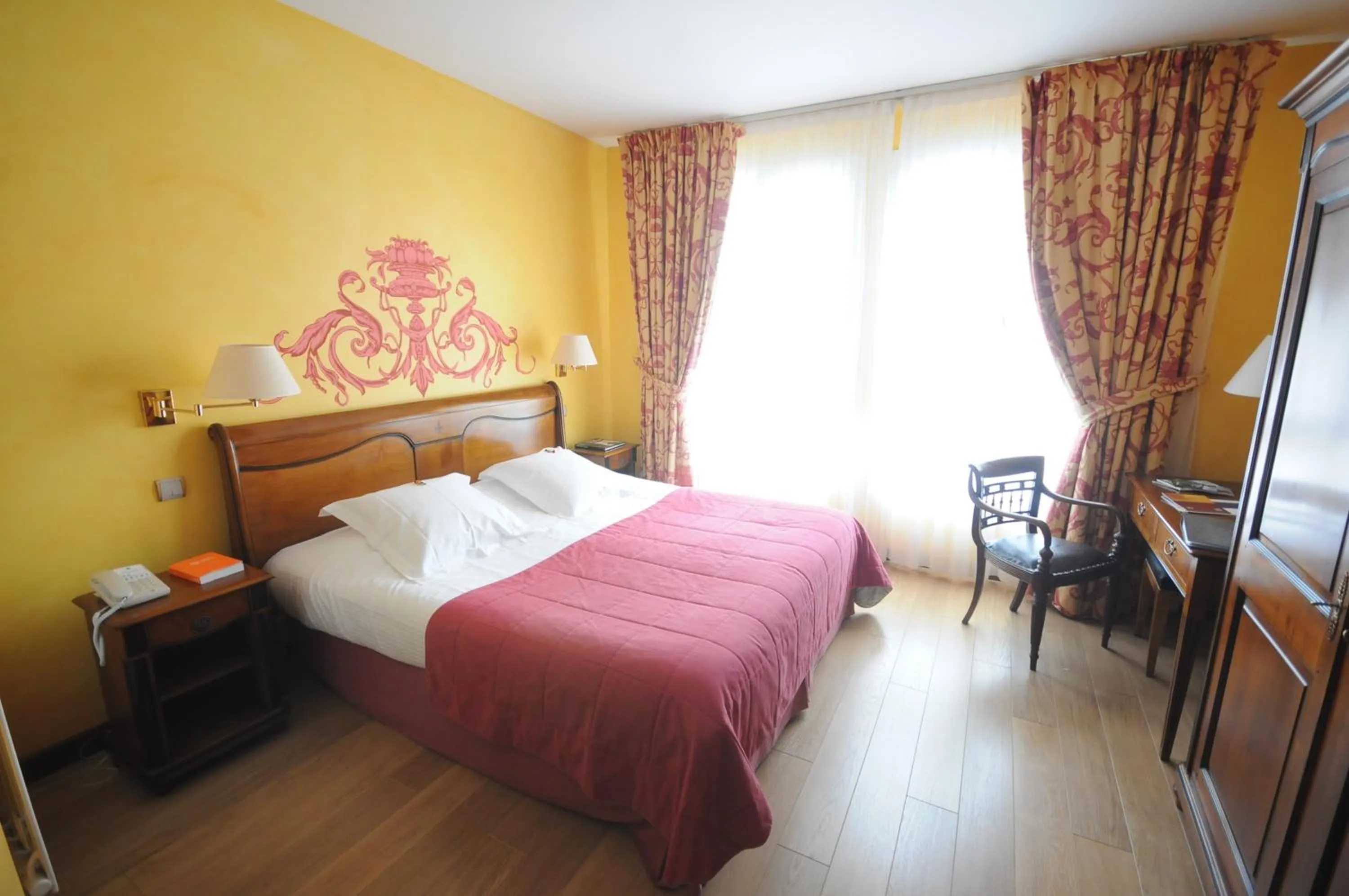 Day, Bed in Hôtel du Domaine de La Grange de Condé