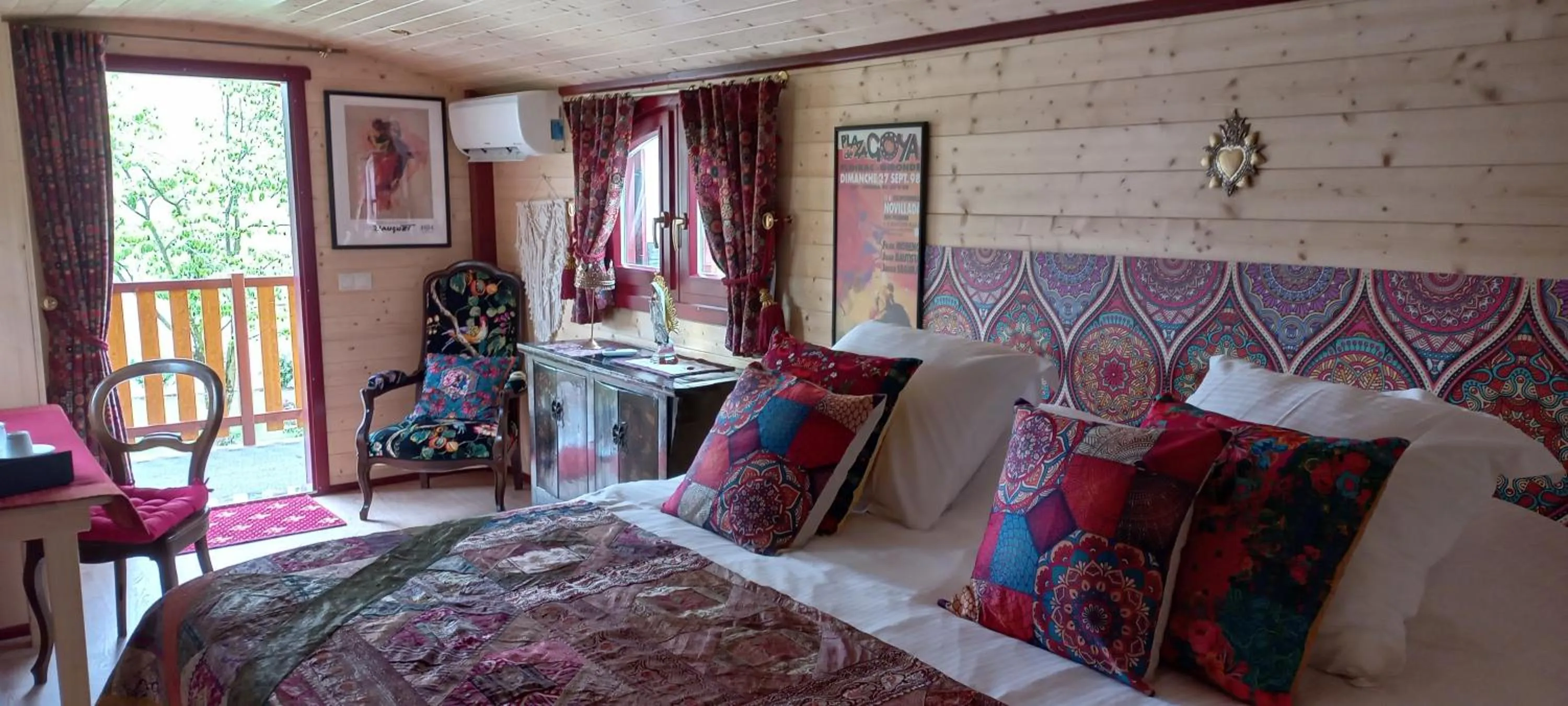 Bed in Hôtel du Domaine de La Grange de Condé