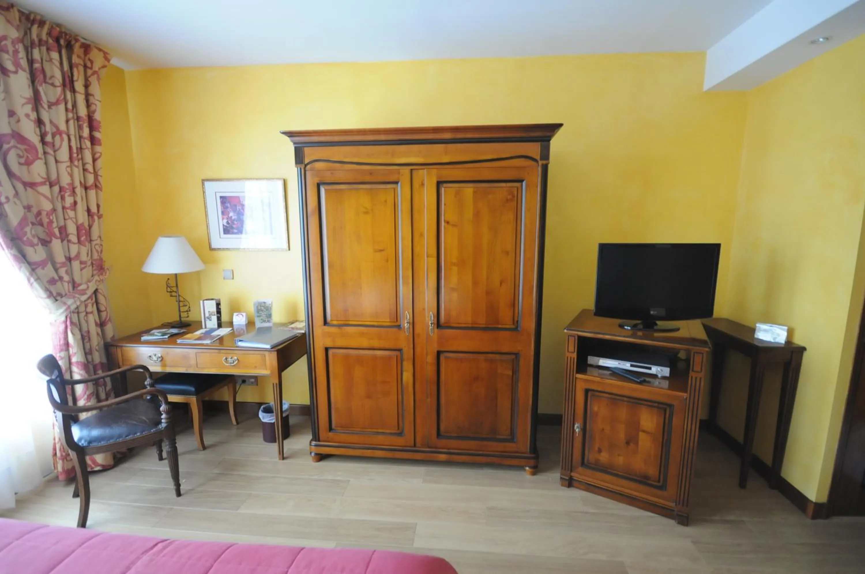 Bathroom in Hôtel du Domaine de La Grange de Condé