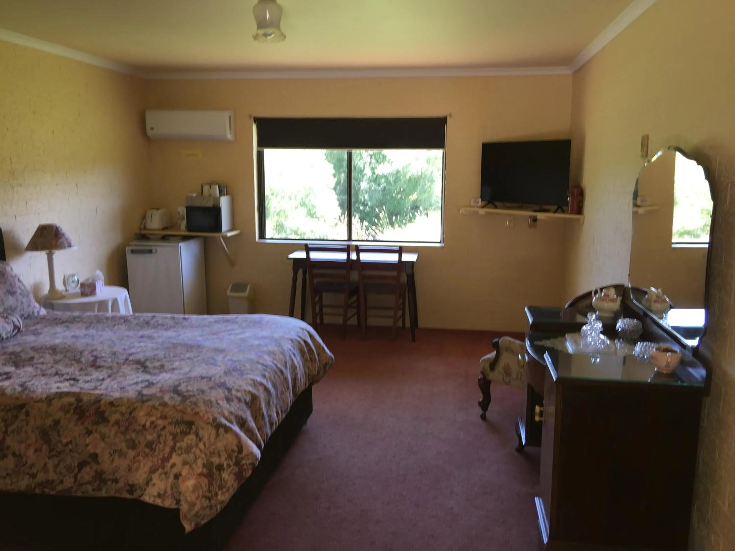 Photo of the whole room, Bed in Colonial Inn Guest Rooms