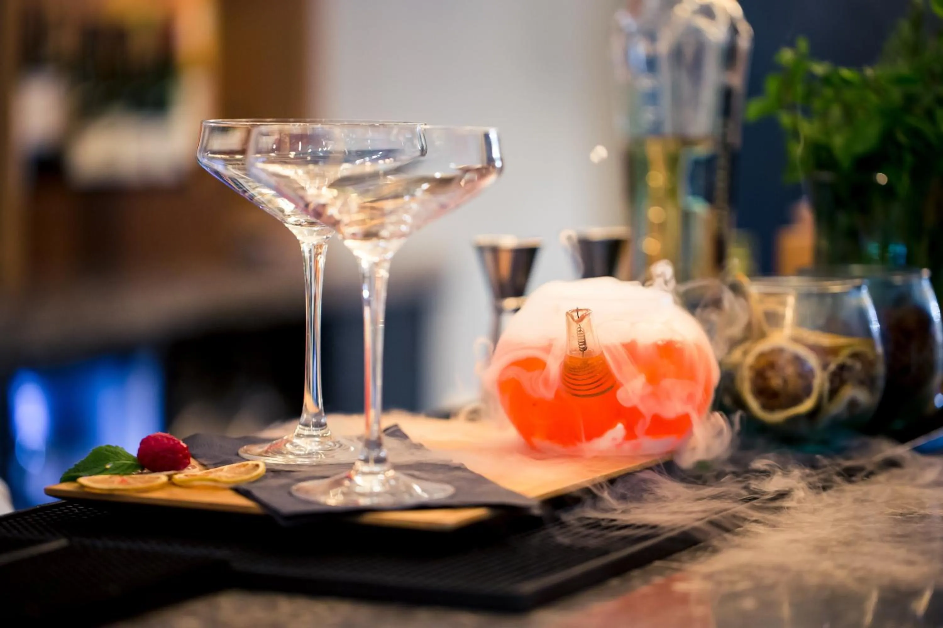 Lounge or bar in Crowne Plaza Gerrards Cross by IHG