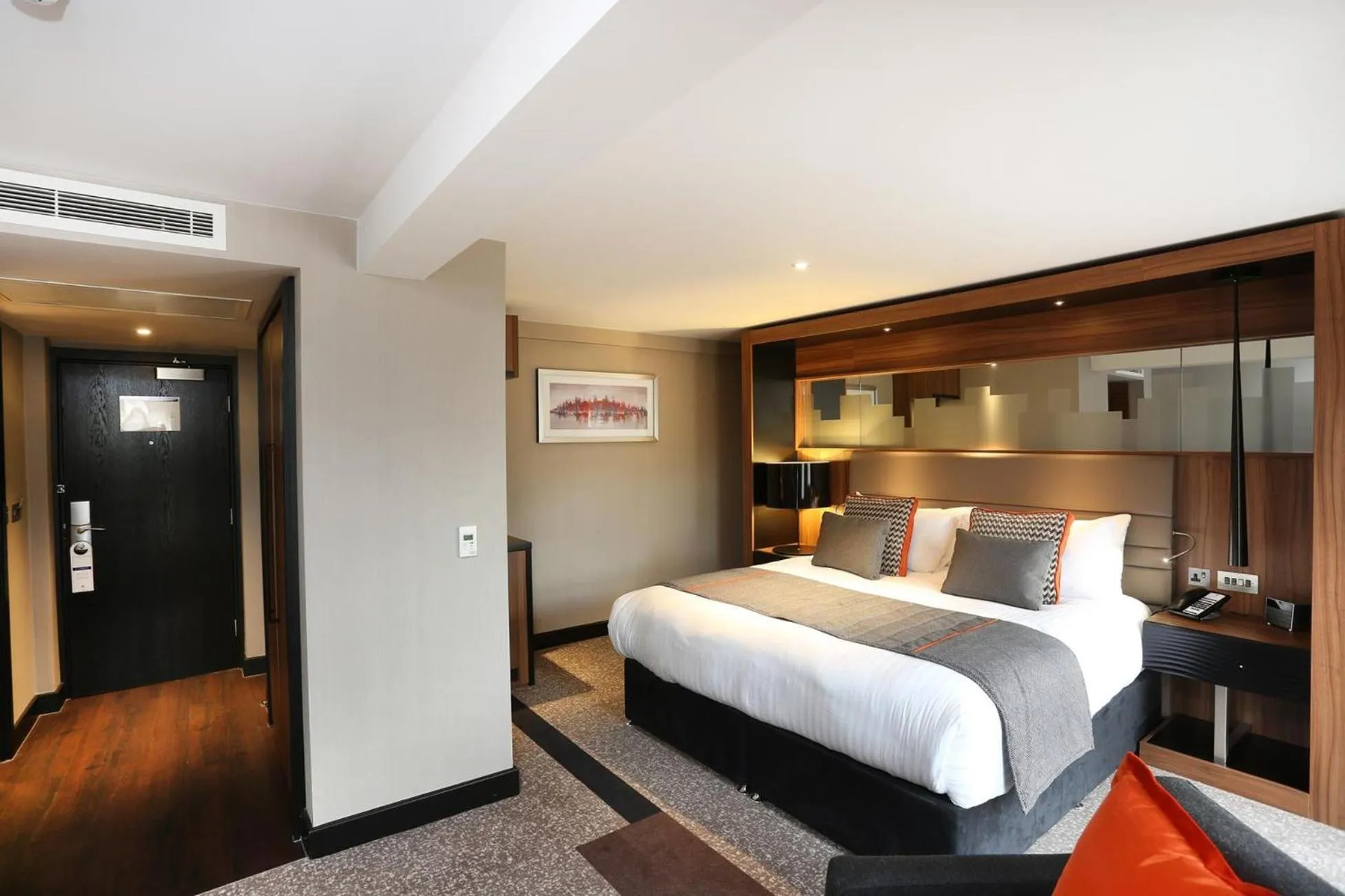 Photo of the whole room, Bed in Crowne Plaza Gerrards Cross by IHG