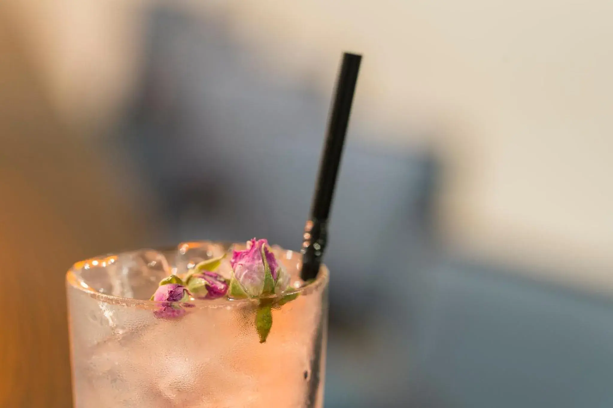 Lounge or bar in Crowne Plaza Gerrards Cross by IHG Lounge or bar in Crowne Plaza Gerrards Cross by IHG