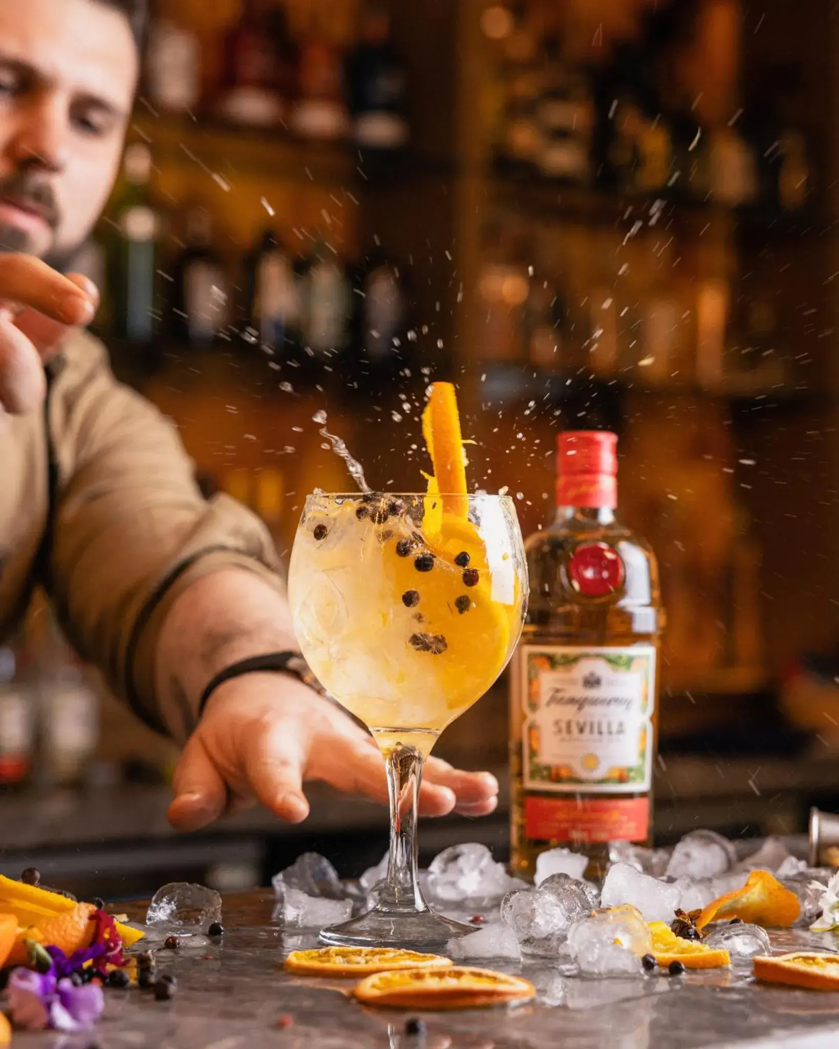 Lounge or bar in Crowne Plaza Gerrards Cross by IHG Lounge or bar in Crowne Plaza Gerrards Cross by IHG