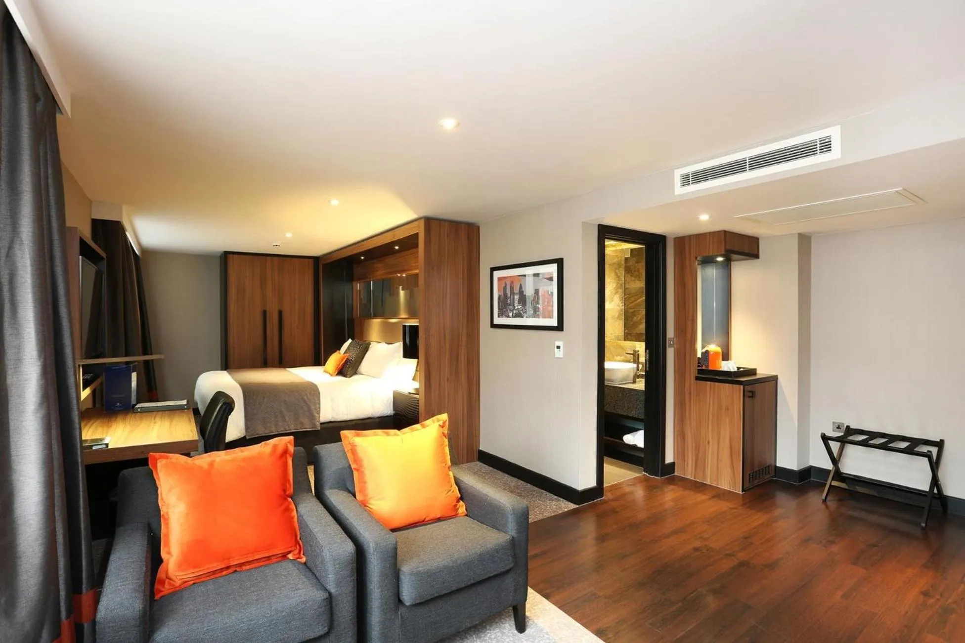 Photo of the whole room, Bed in Crowne Plaza Gerrards Cross by IHG