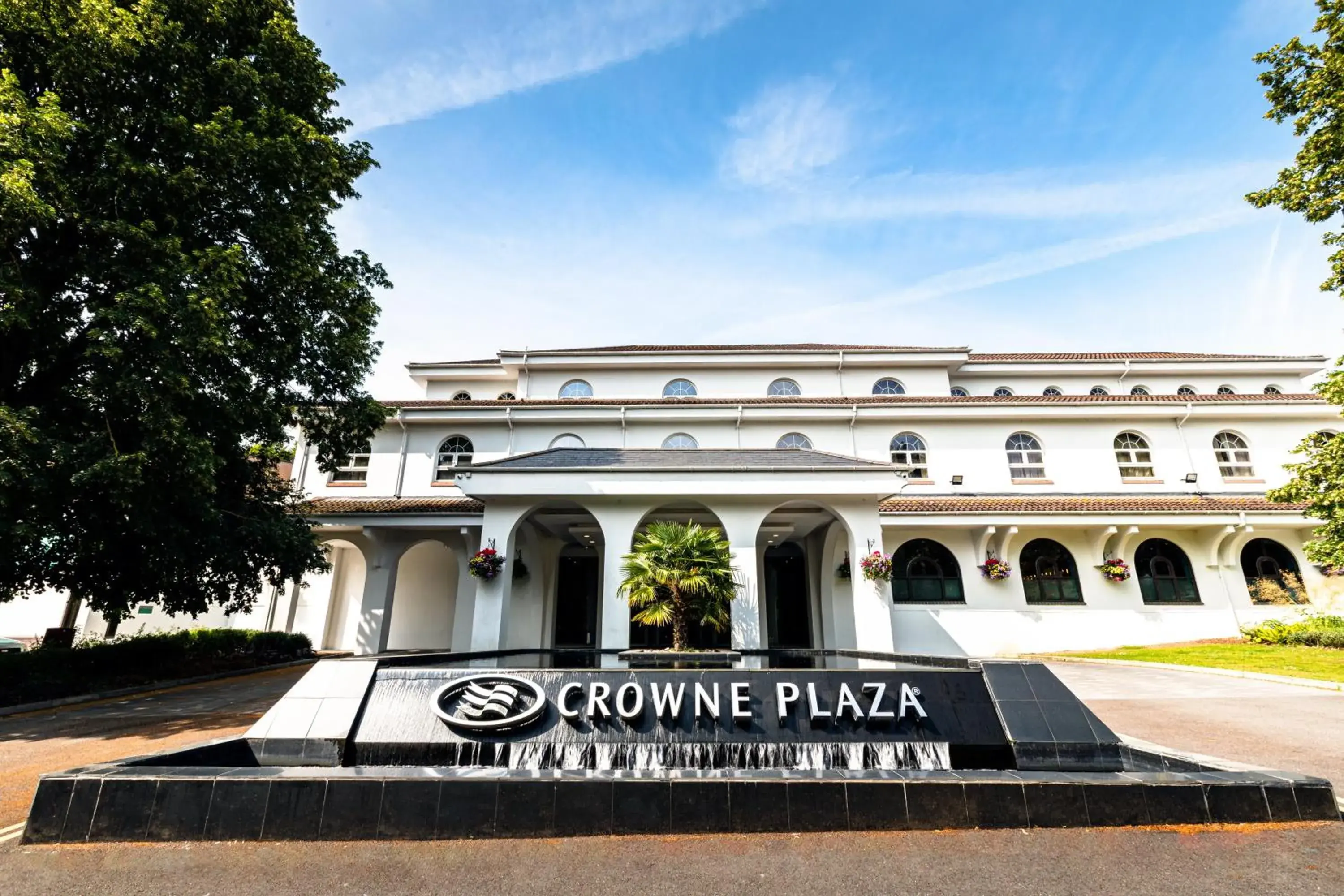 Property building in Crowne Plaza Gerrards Cross by IHG Property building in Crowne Plaza Gerrards Cross by IHG