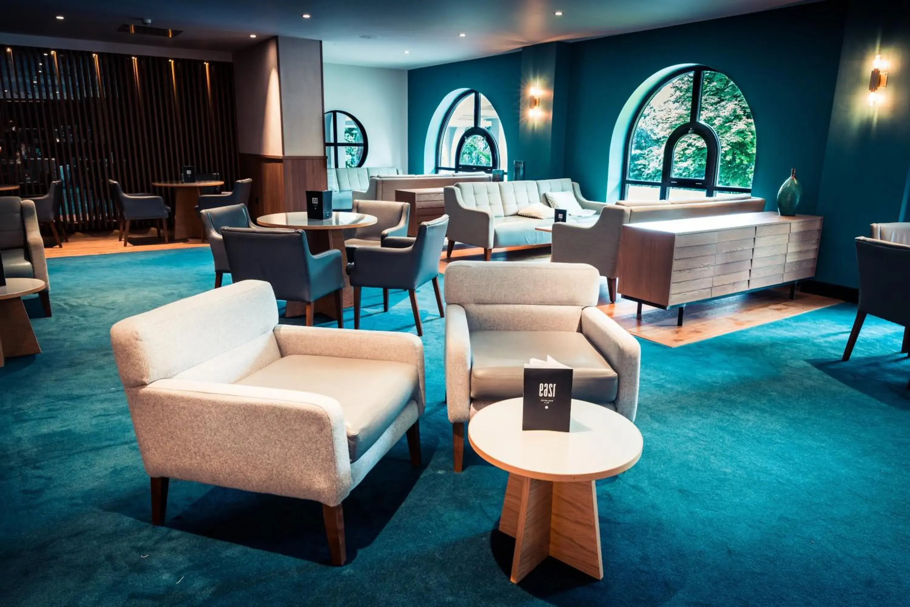 Lounge or bar, Bed in Crowne Plaza Gerrards Cross by IHG Lounge or bar, Bed in Crowne Plaza Gerrards Cross by IHG