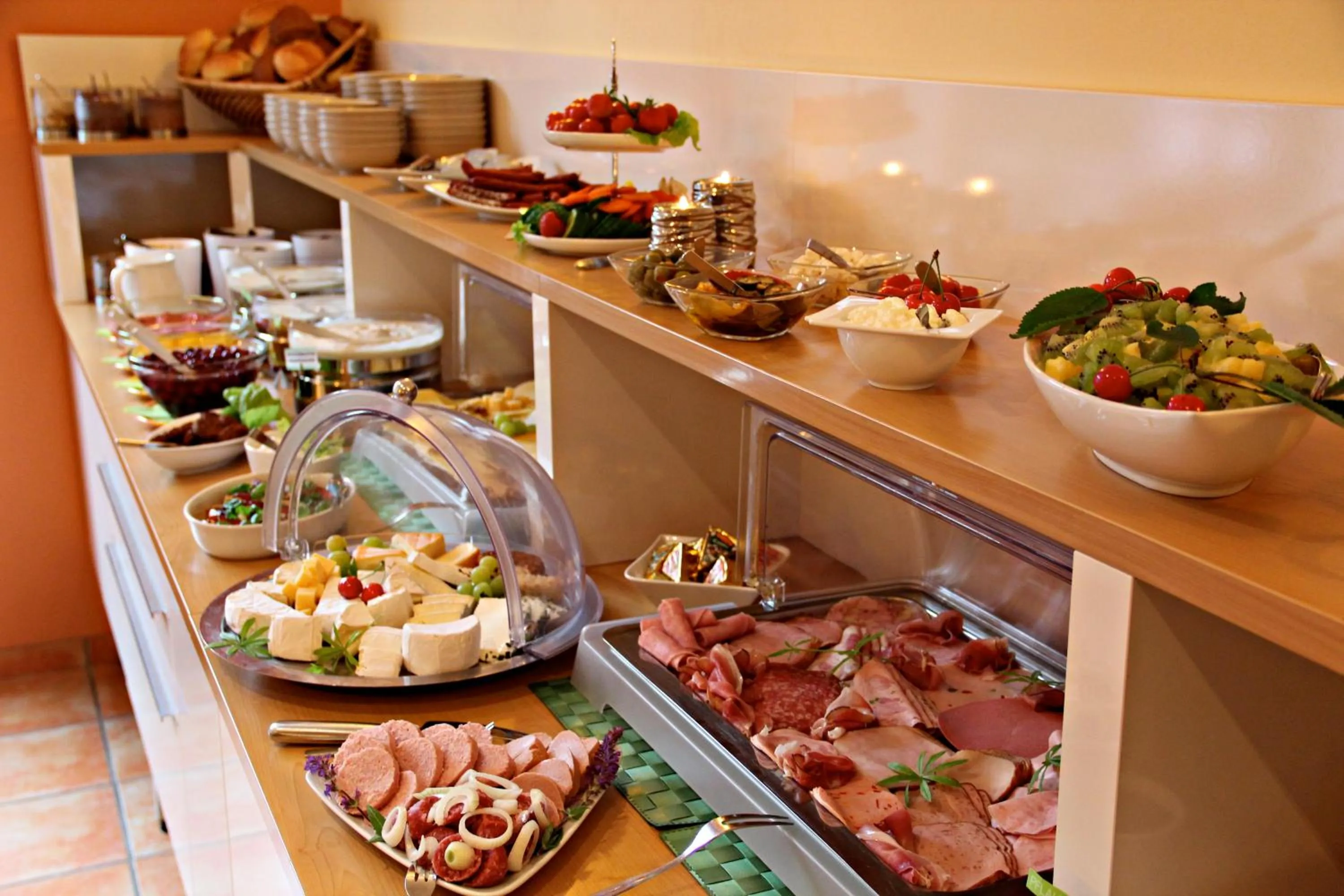 Food and drinks in Hotel Garni am Obsthof Stade - Altes Land