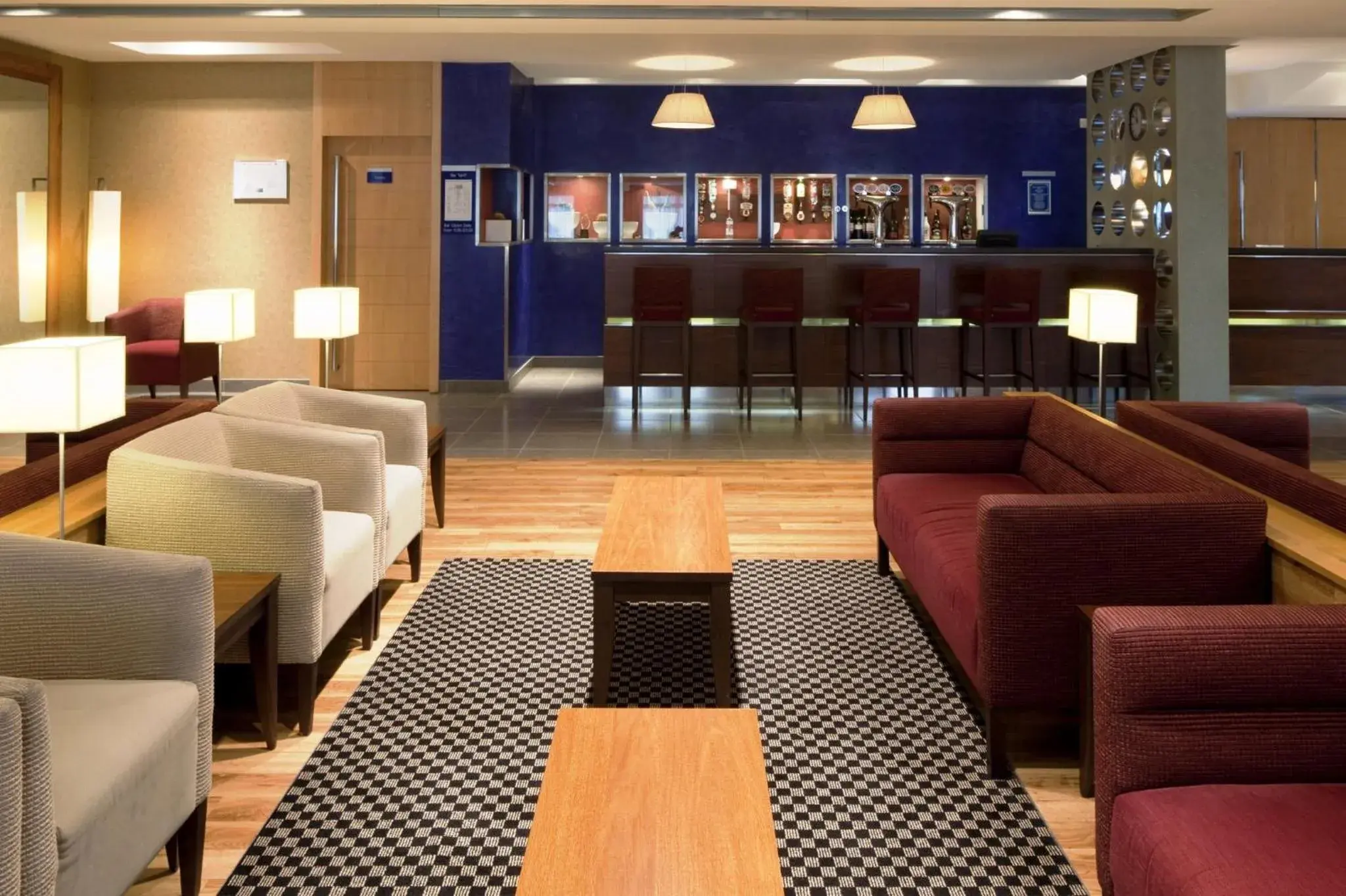 Lounge or bar in Holiday Inn Express Southampton - M27, J7 by IHG Lounge or bar in Holiday Inn Express Southampton - M27, J7 by IHG