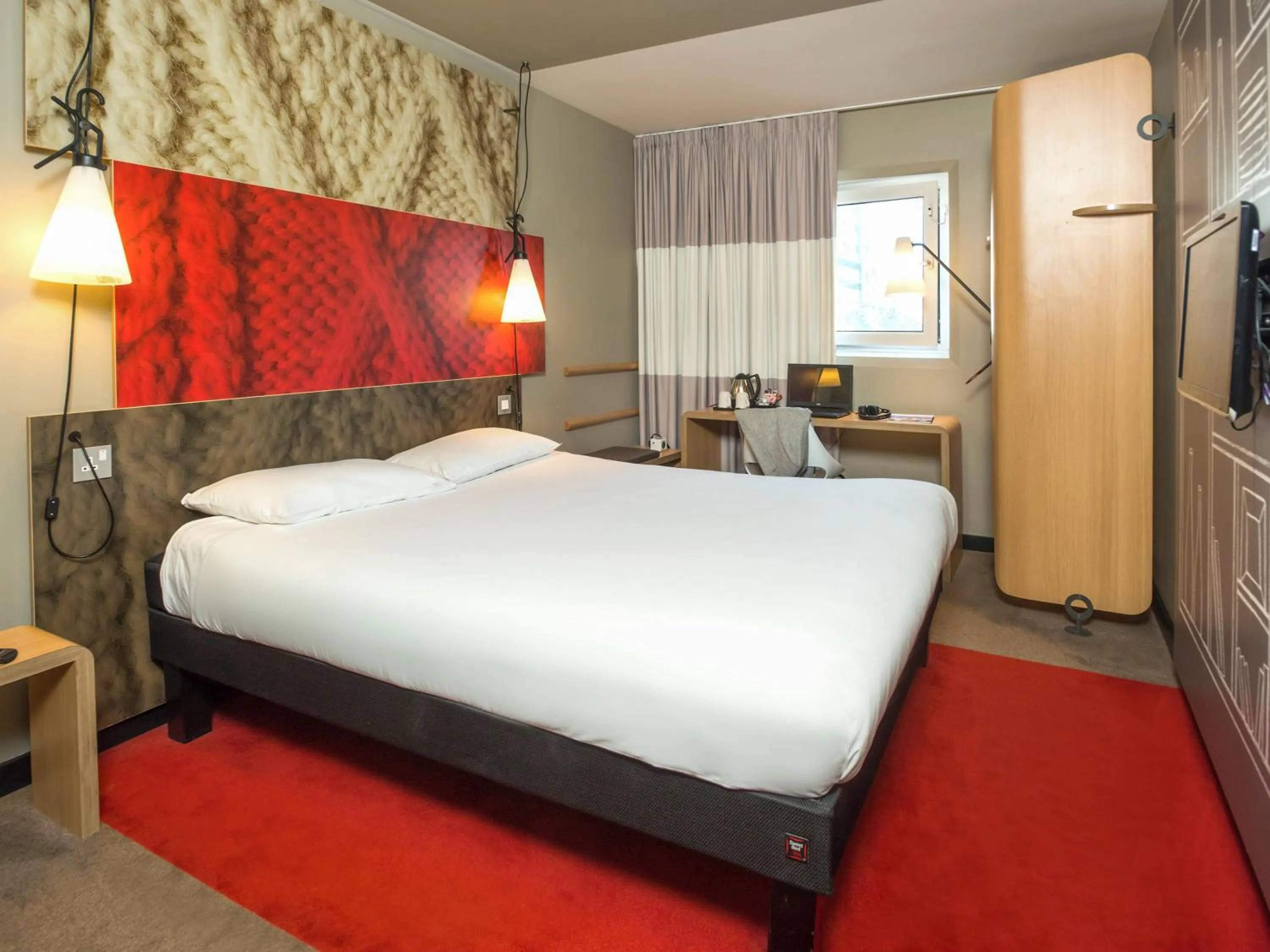 Bedroom, Bed in ibis London Excel-Docklands