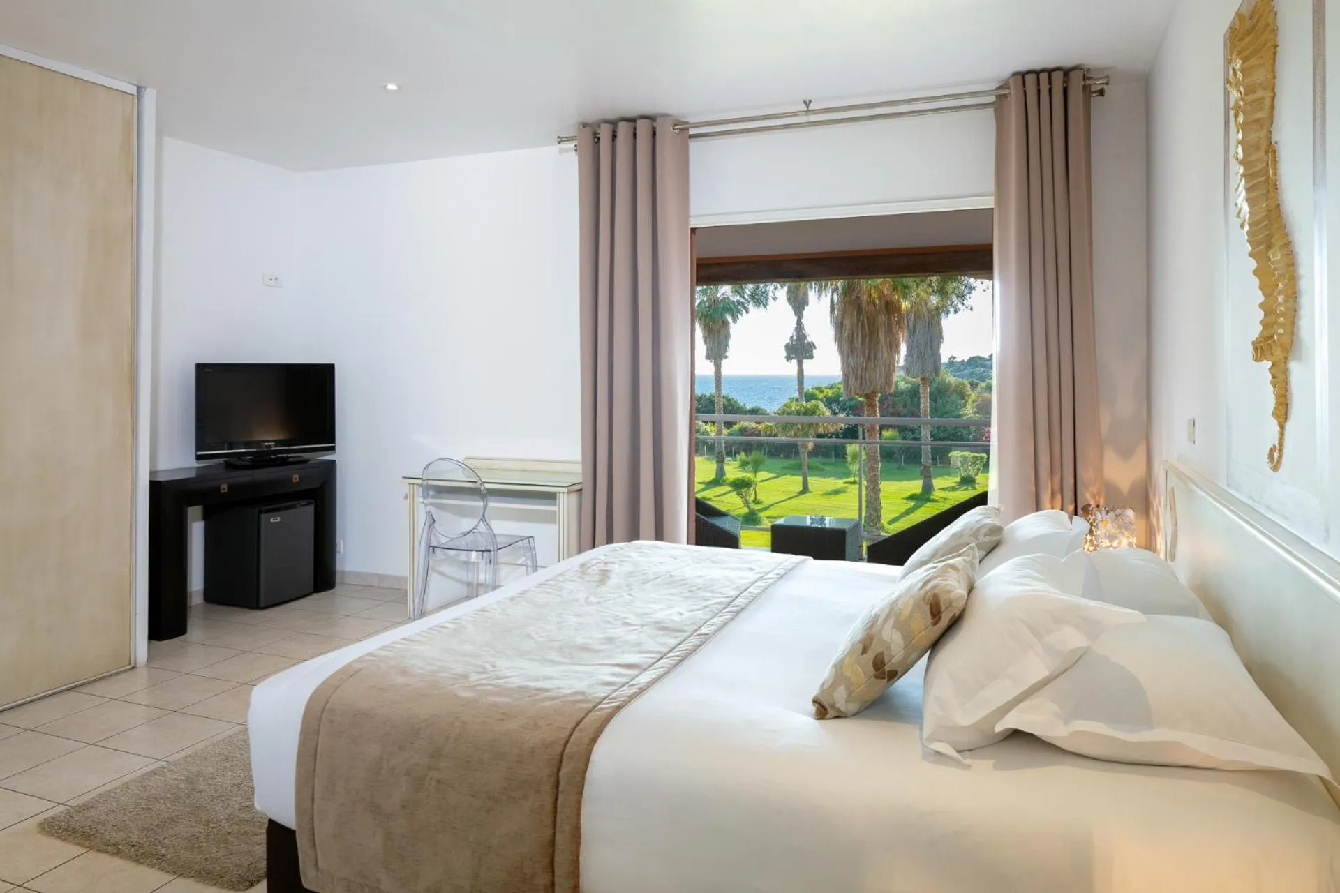 Bedroom, Bed in Hotel Le Ruesco