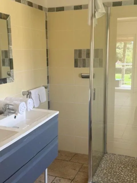 Shower in Hotel Le Ruesco
