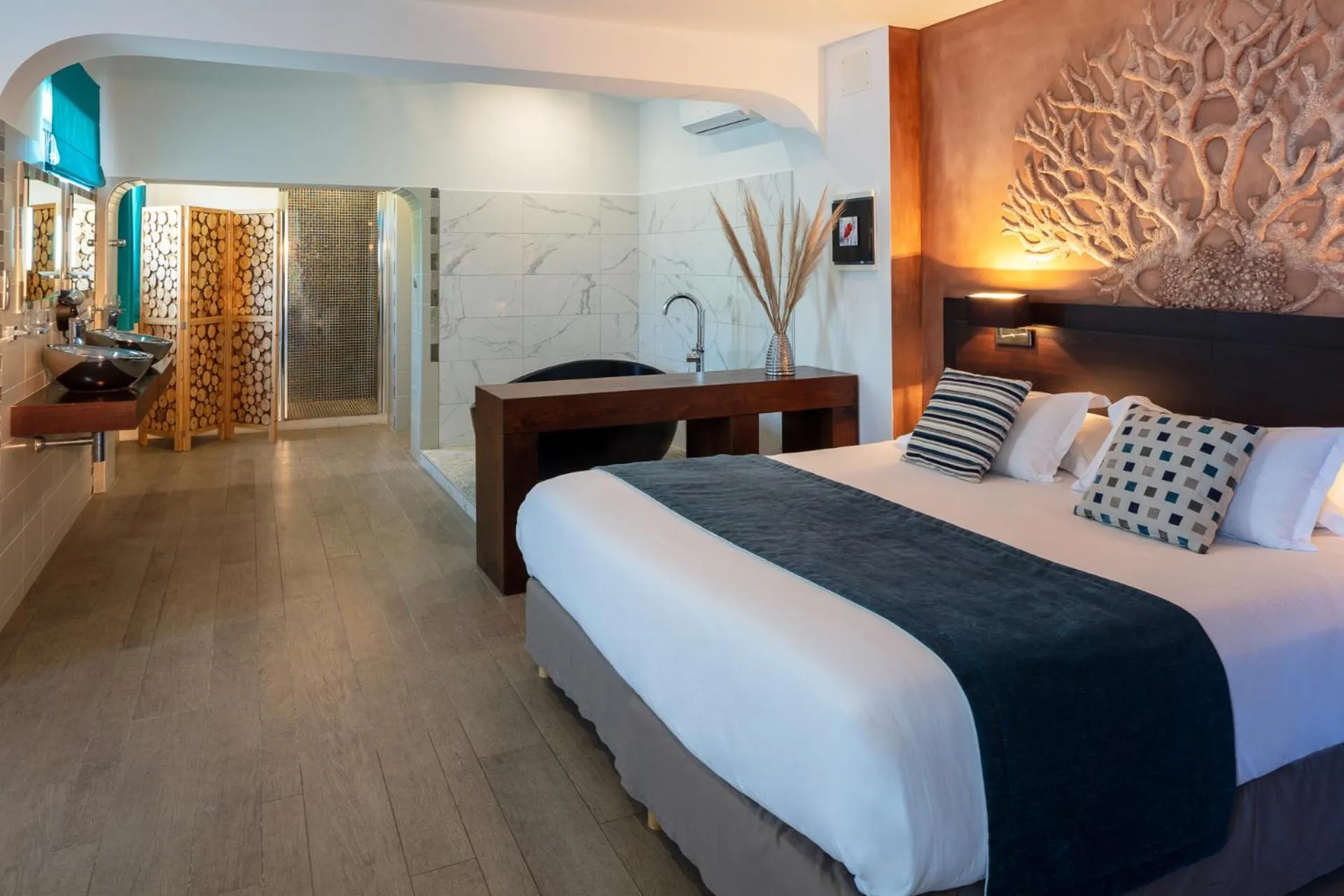 View (from property/room), Bed in Hotel Le Ruesco