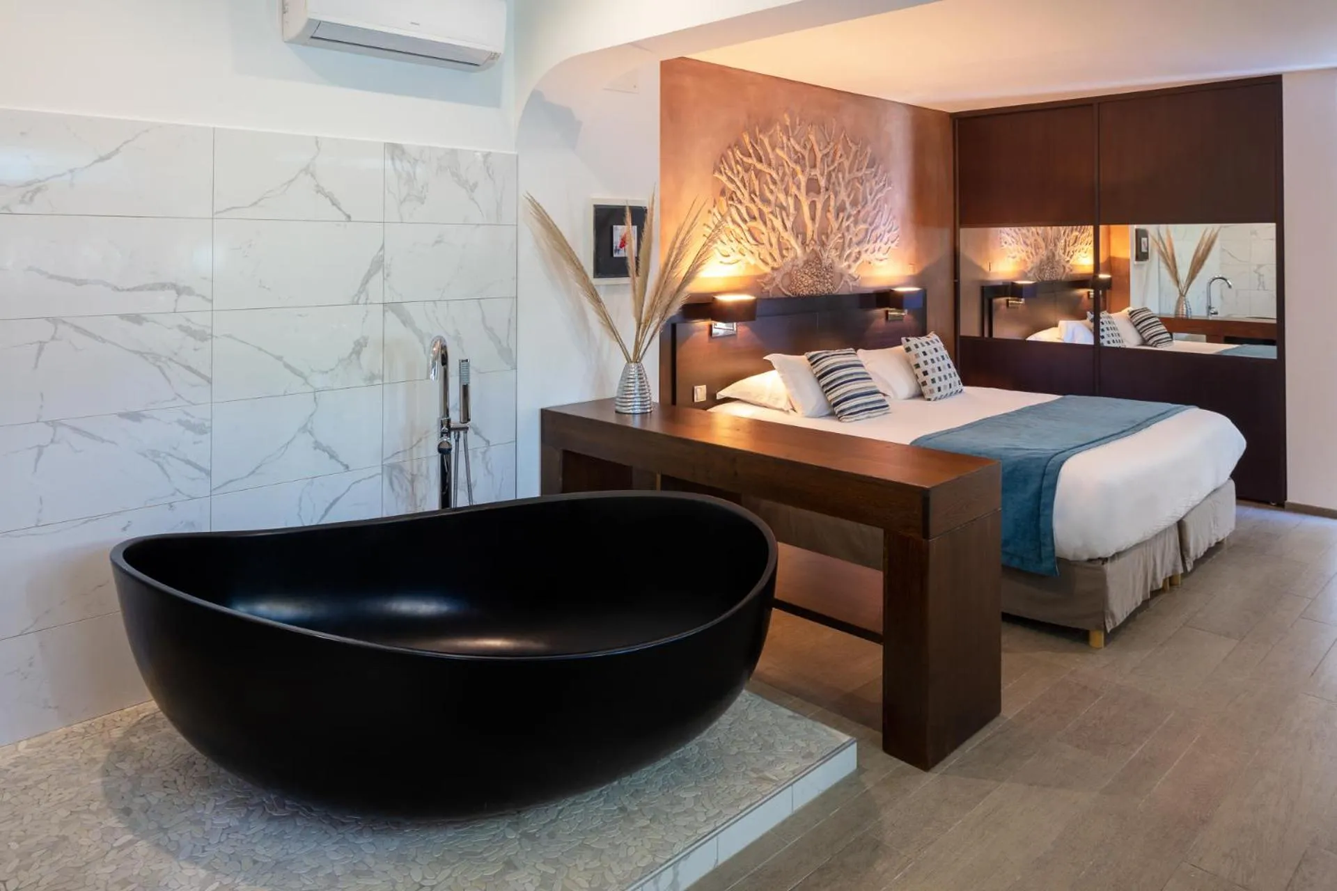 Bathroom, Bed in Hotel Le Ruesco