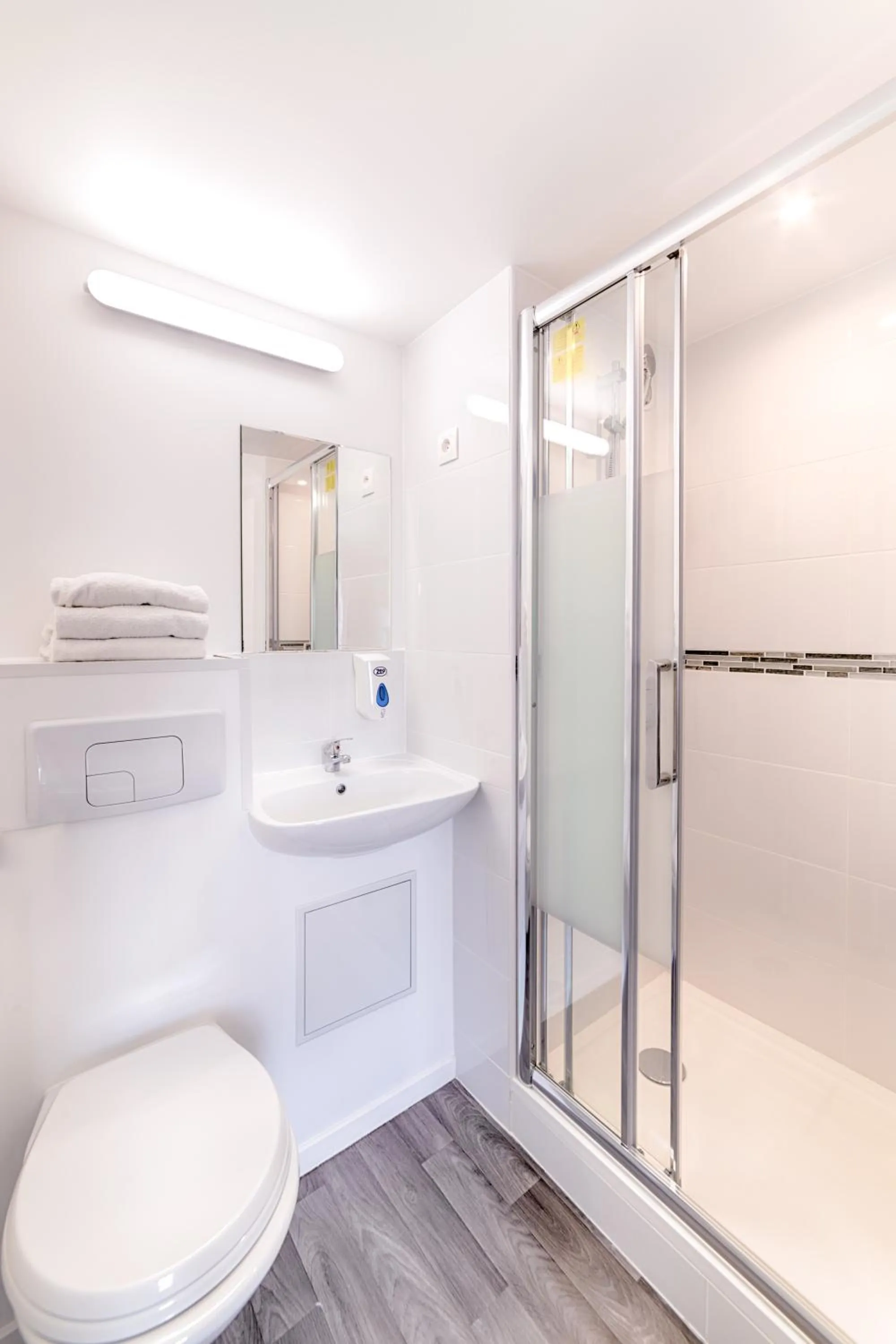 Bathroom in Brit Hotel Macon Nord Autoroute du Soleil