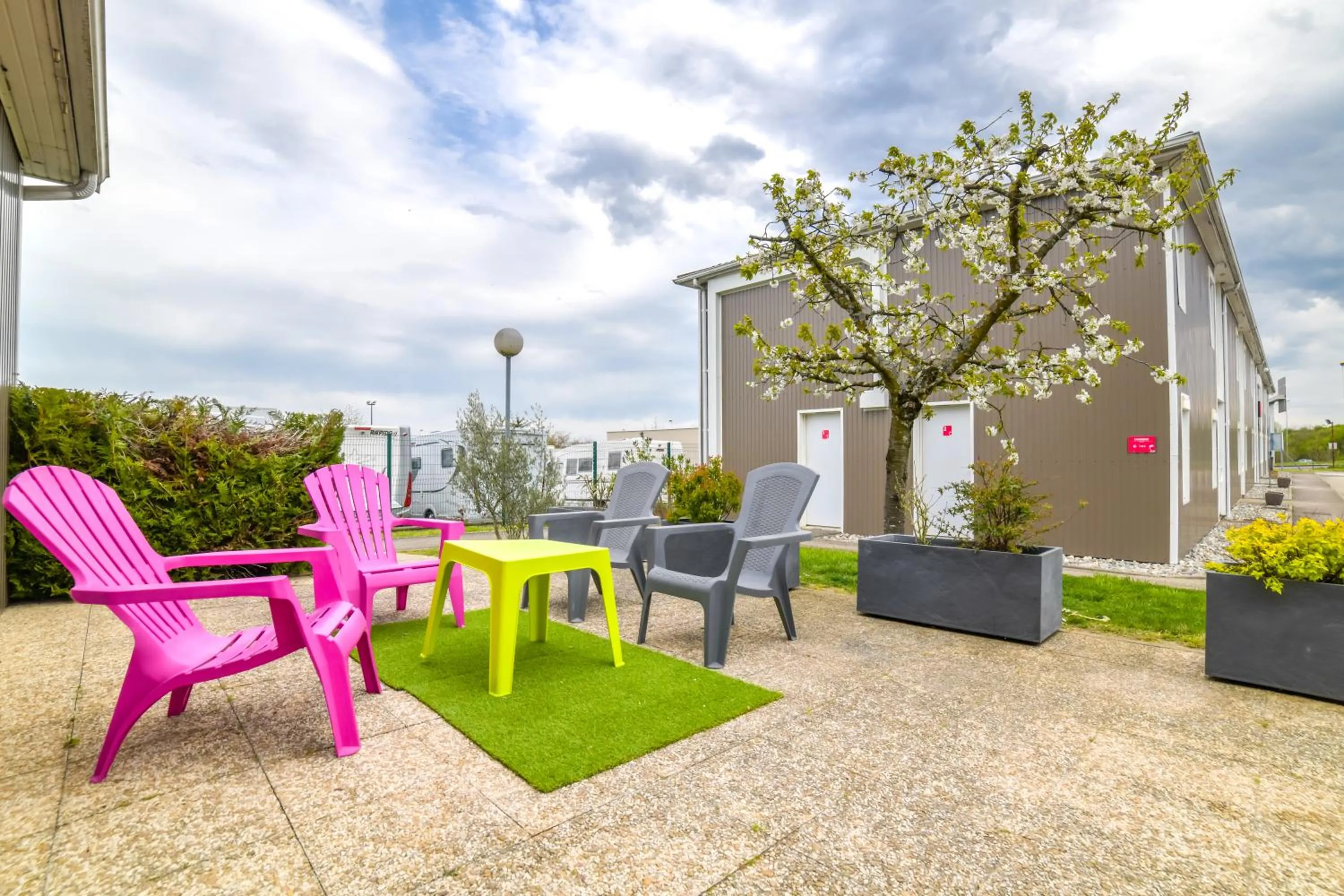 Patio in Brit Hotel Macon Nord Autoroute du Soleil