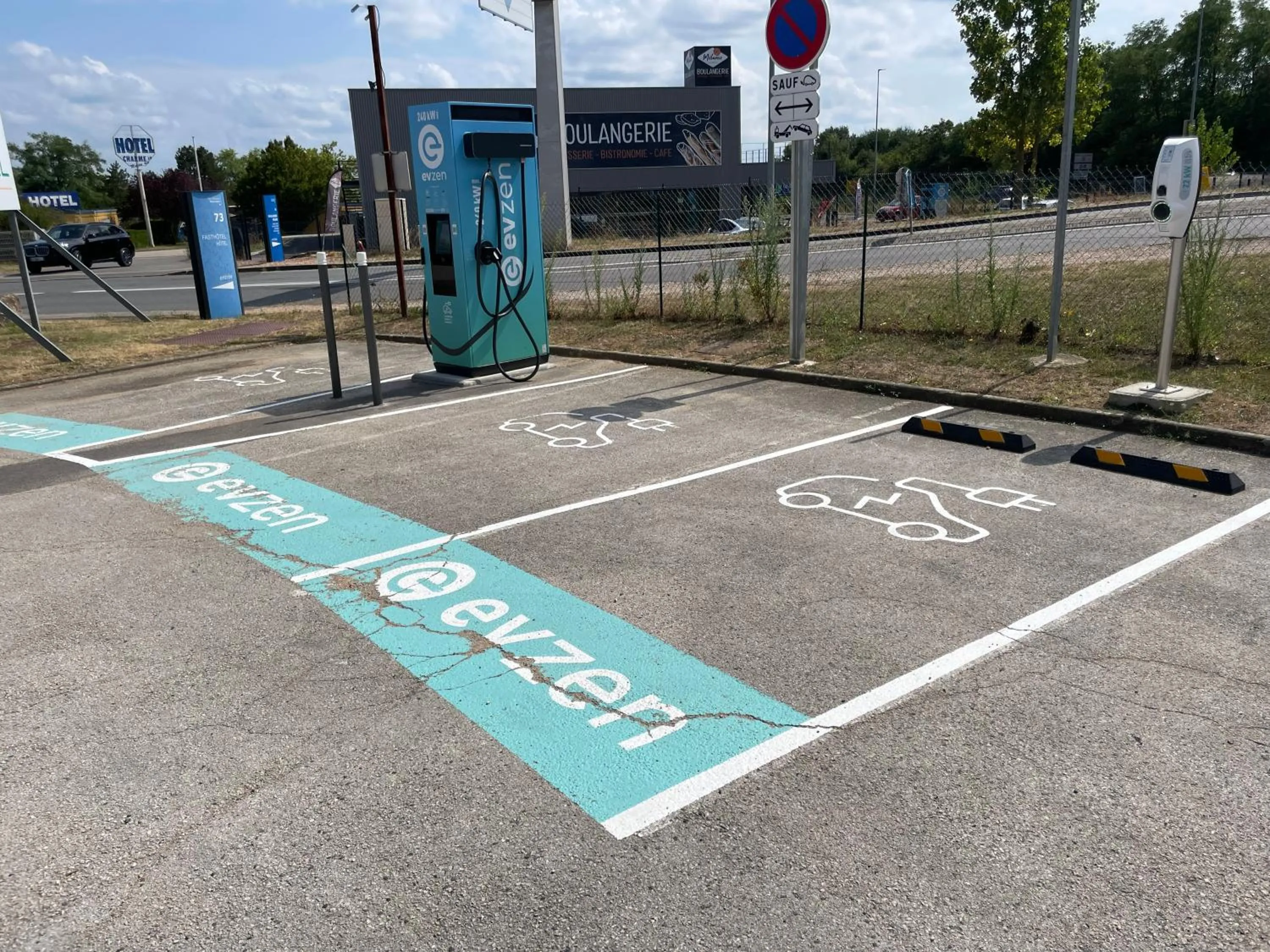 Parking in Brit Hotel Macon Nord Autoroute du Soleil