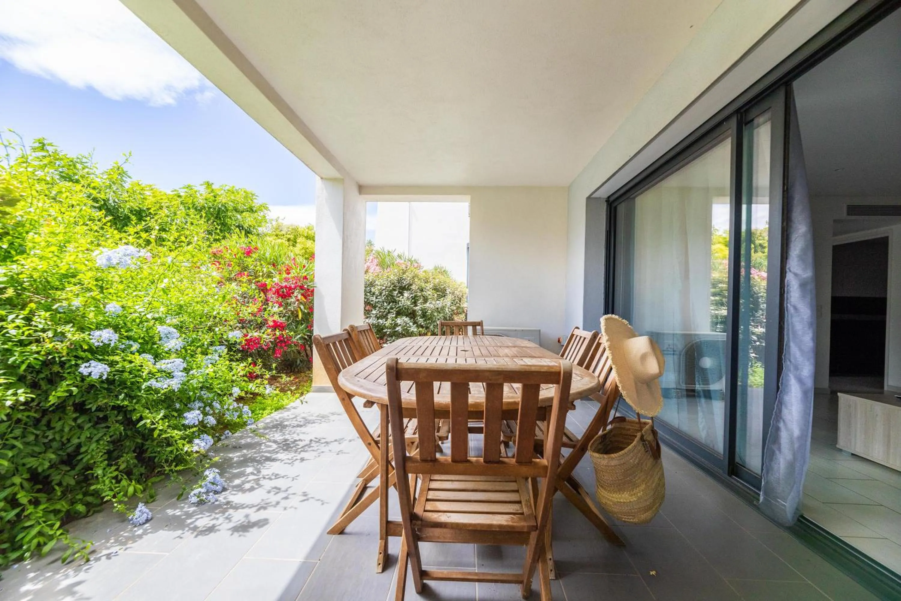 Patio in Les Alizés Résidence & Spa