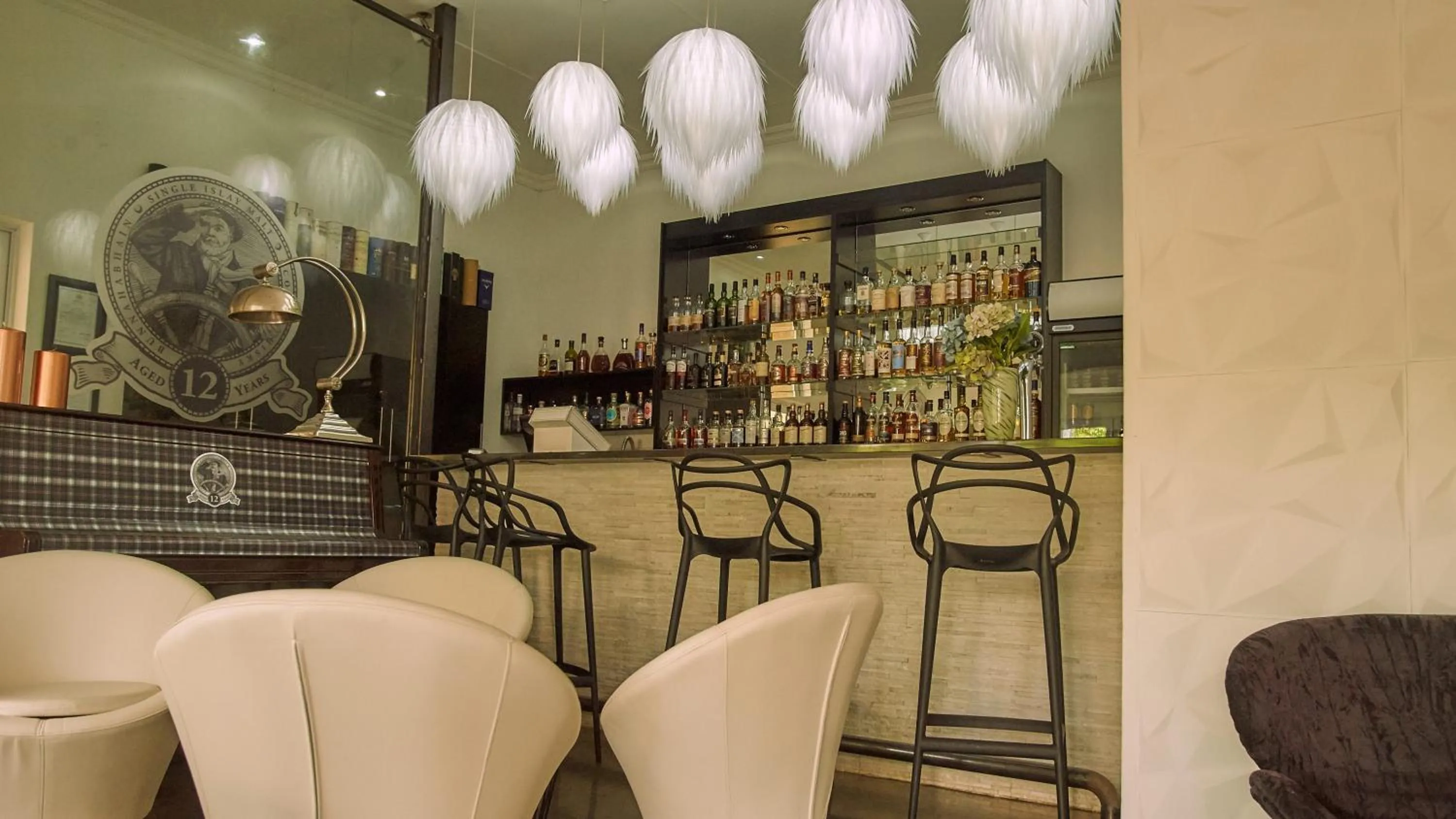 Lounge or bar in Highland Quarters