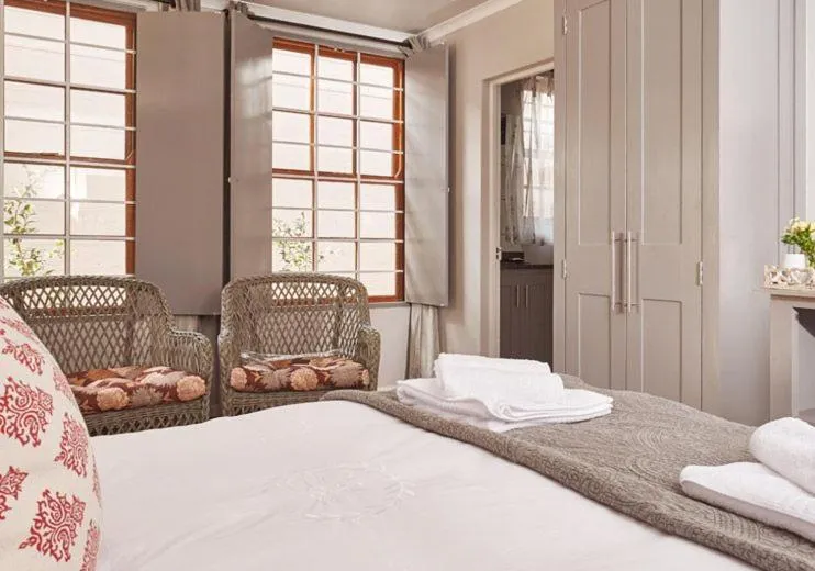 Photo of the whole room, Bed in Highland Quarters