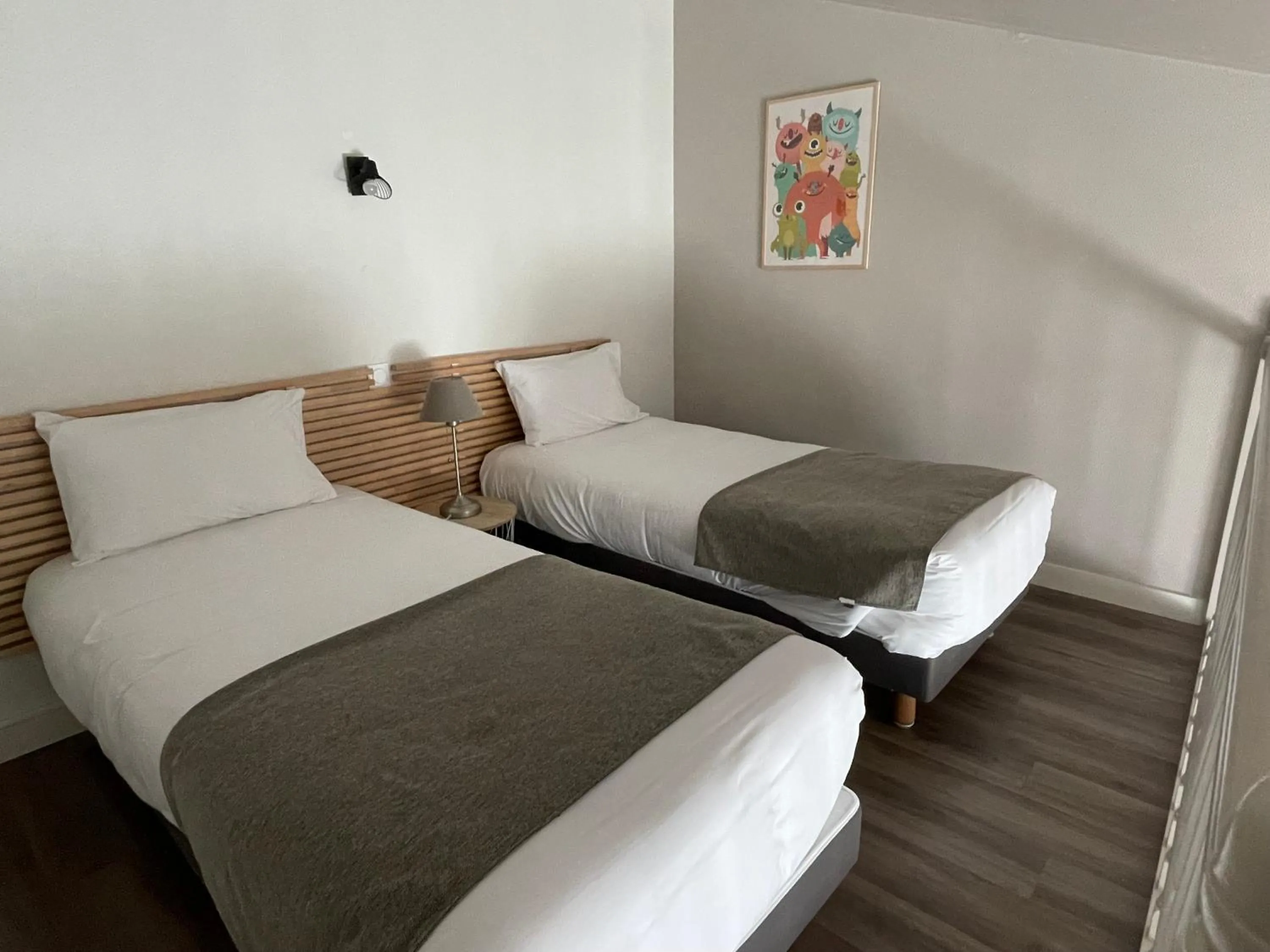 Bed in Cit'Hotel Le Chêne Vert