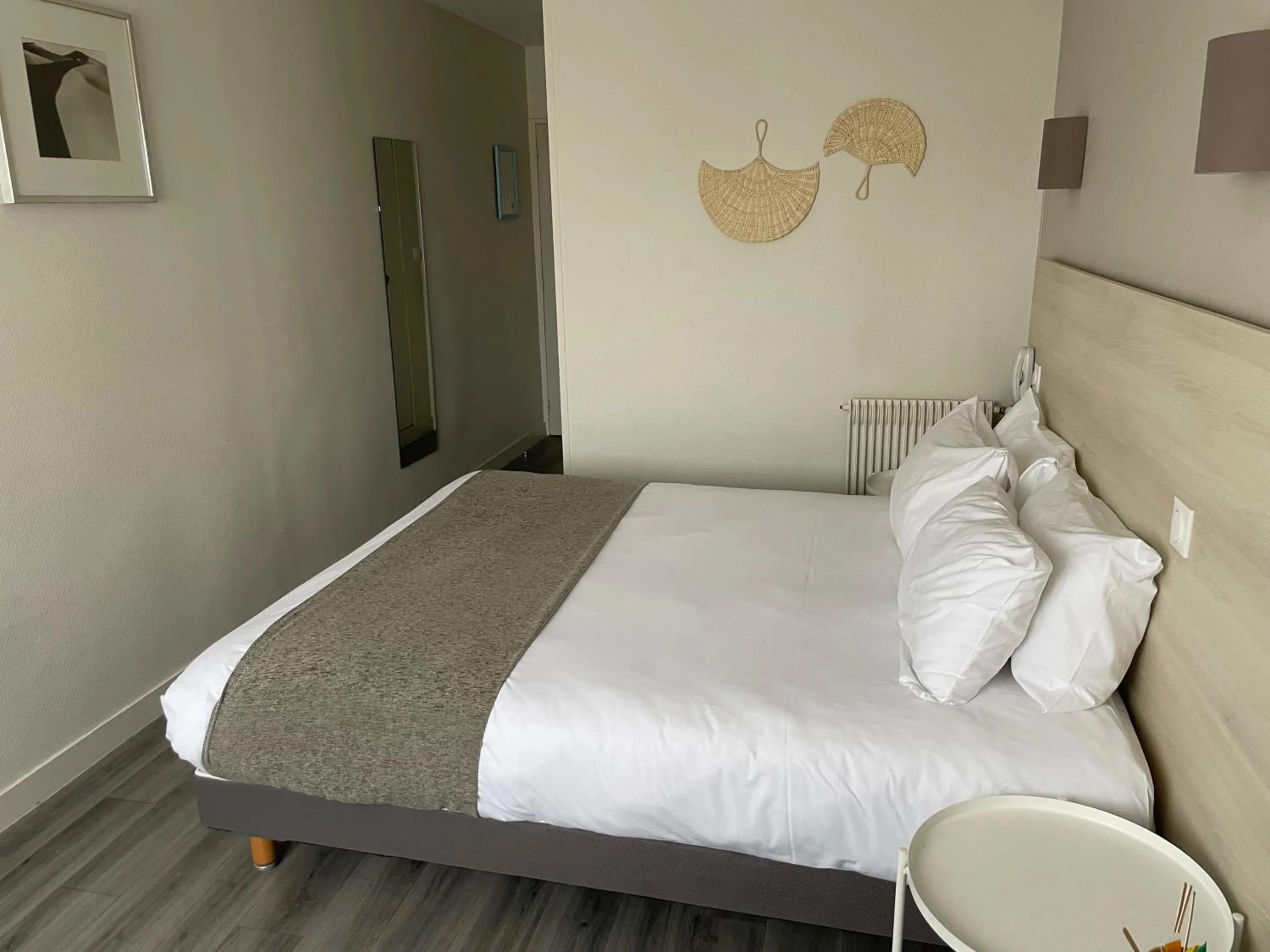 Bed in Cit'Hotel Le Chêne Vert