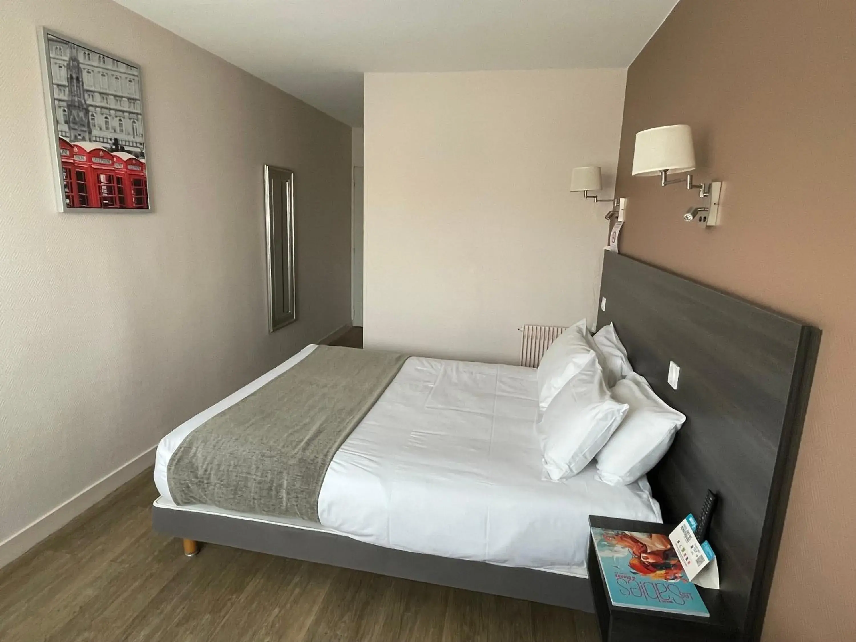 Standard Double Room in Cit'Hotel Le Chêne Vert Standard Double Room in Cit'Hotel Le Chêne Vert