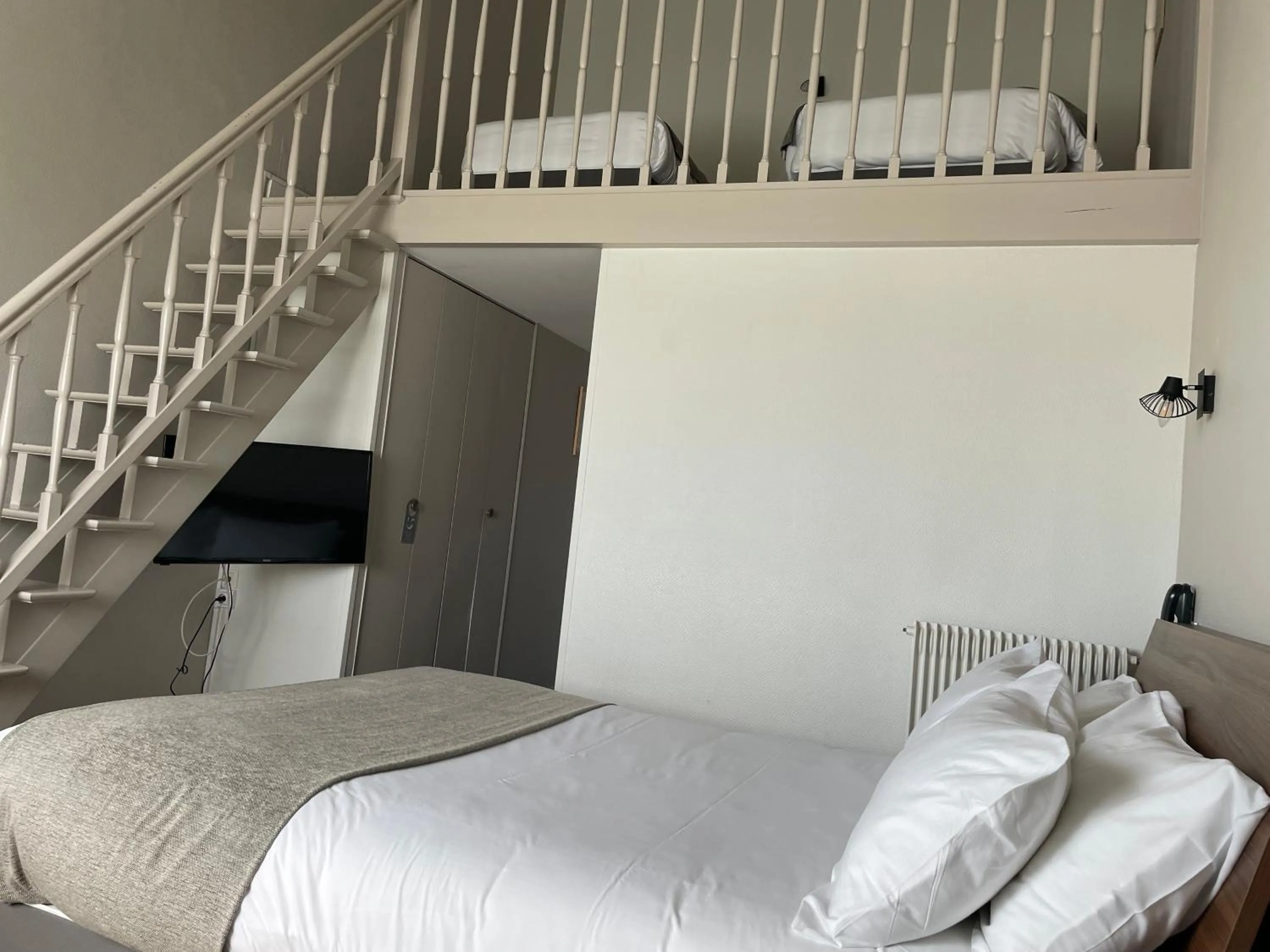 Bed in Cit'Hotel Le Chêne Vert