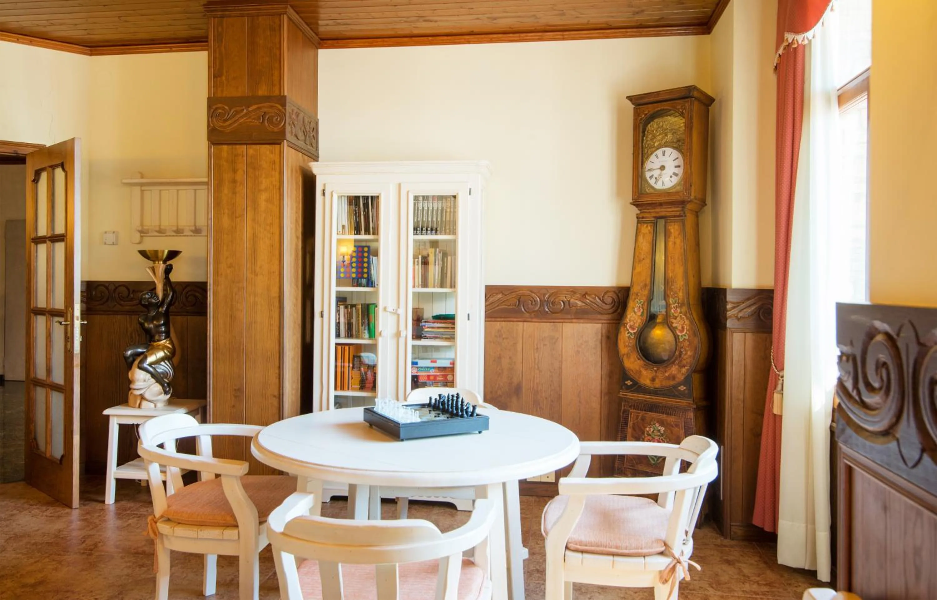 Library in Hotel Restaurant Cal Petit